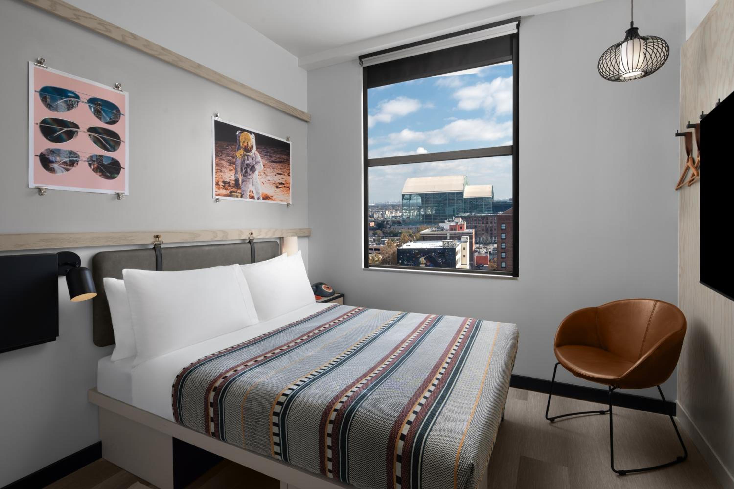 Queen Room with City View - Photo 3