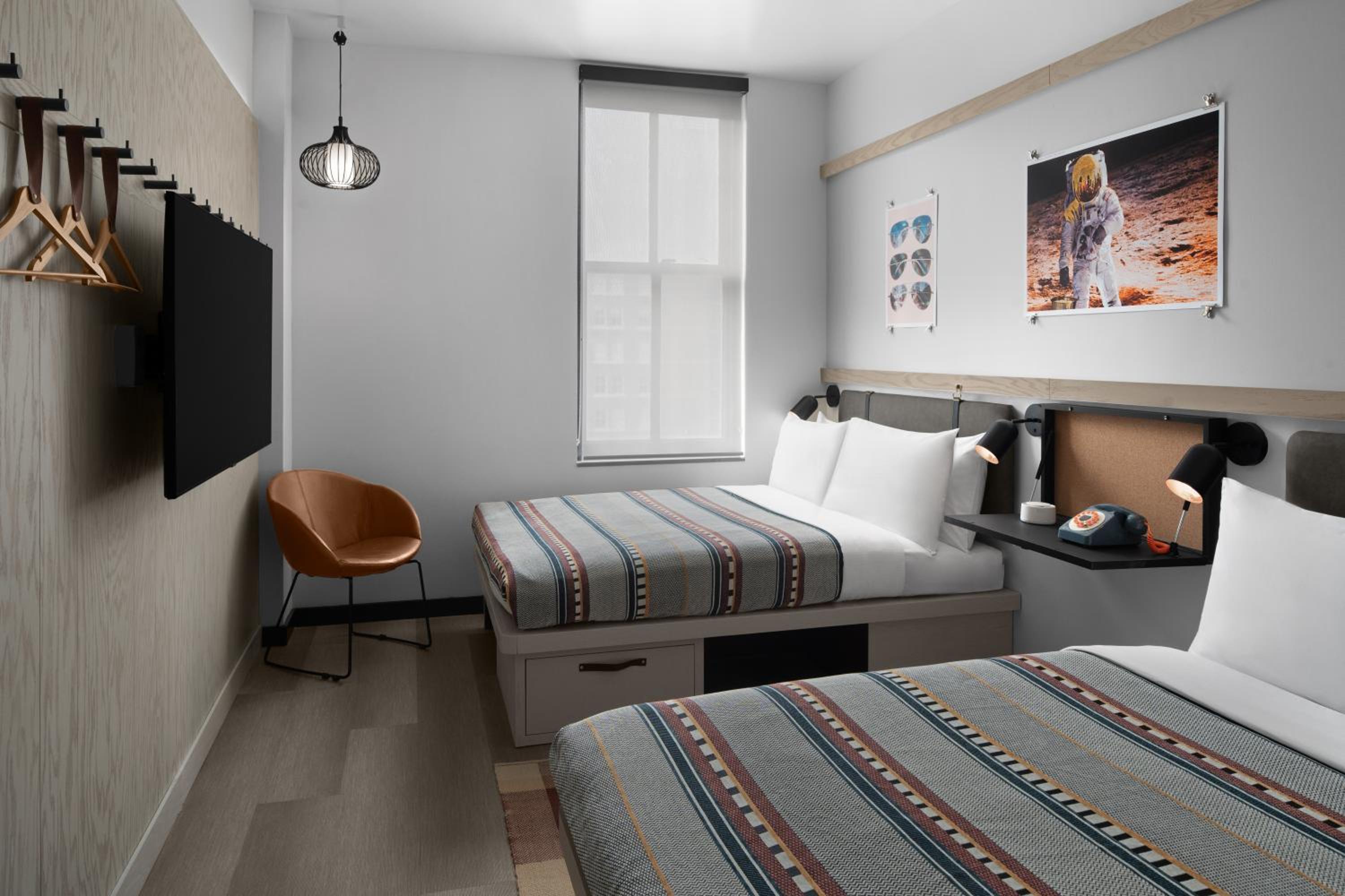 Standard Queen Room with Two Queen Beds - Photo 7