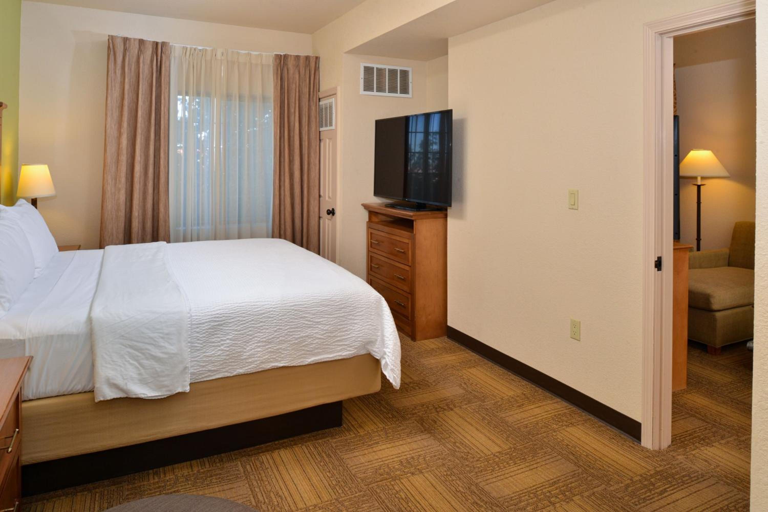 Queen Room - Hearing Accessible - Photo 3