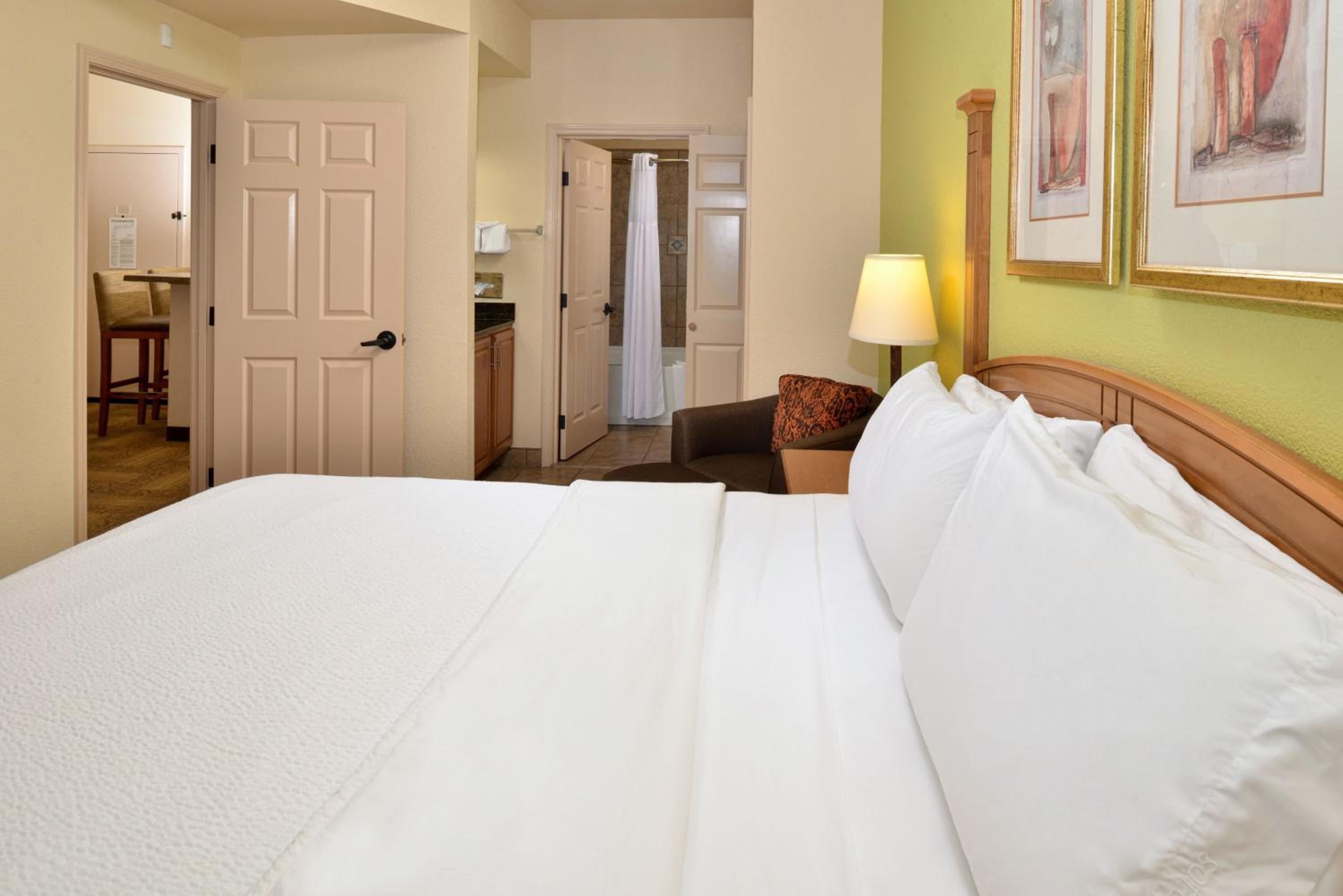 Queen Room - Hearing Accessible - Photo 18