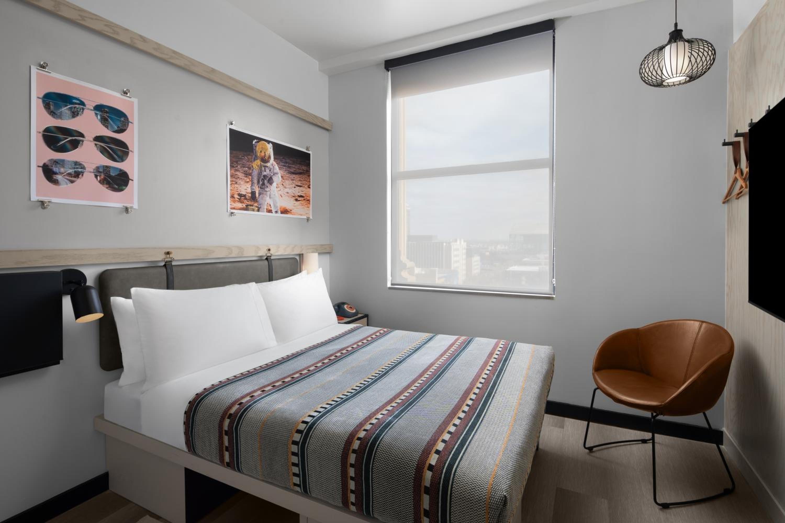 Queen Room with City View - Photo 5