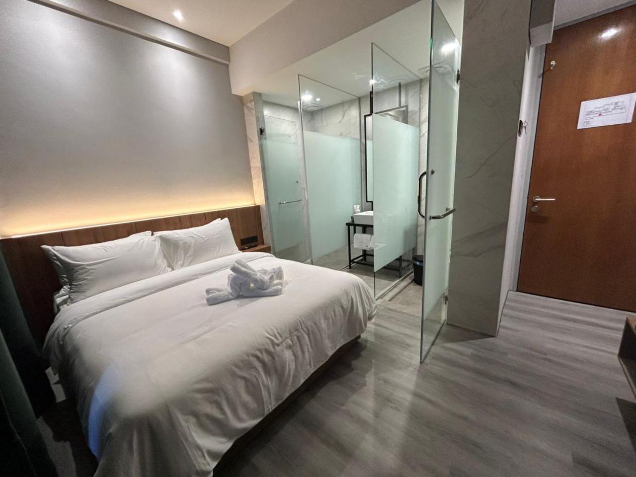 Standard Queen Room photo 2