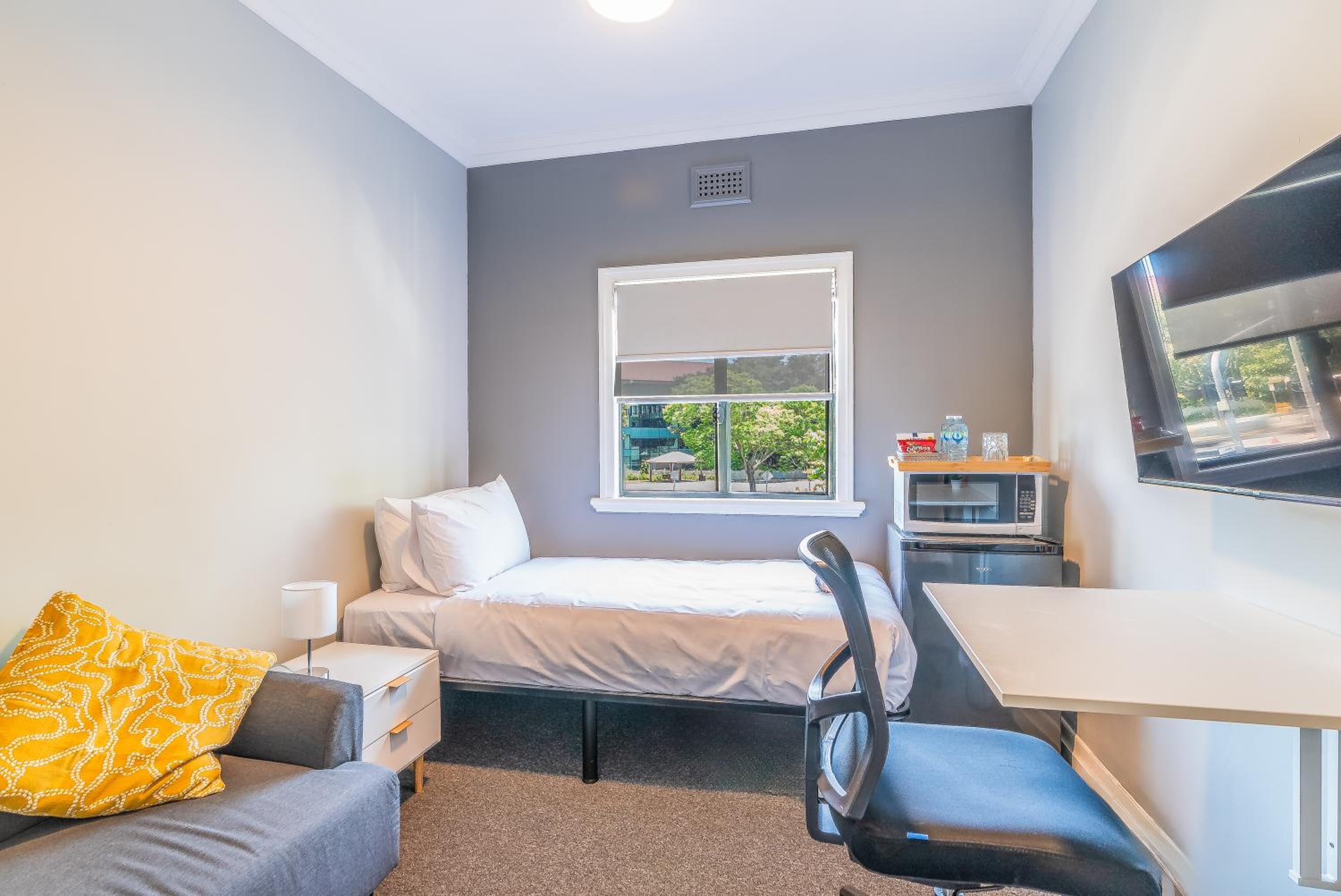 Arran Single Lounge With Shared Bathroom & A/C