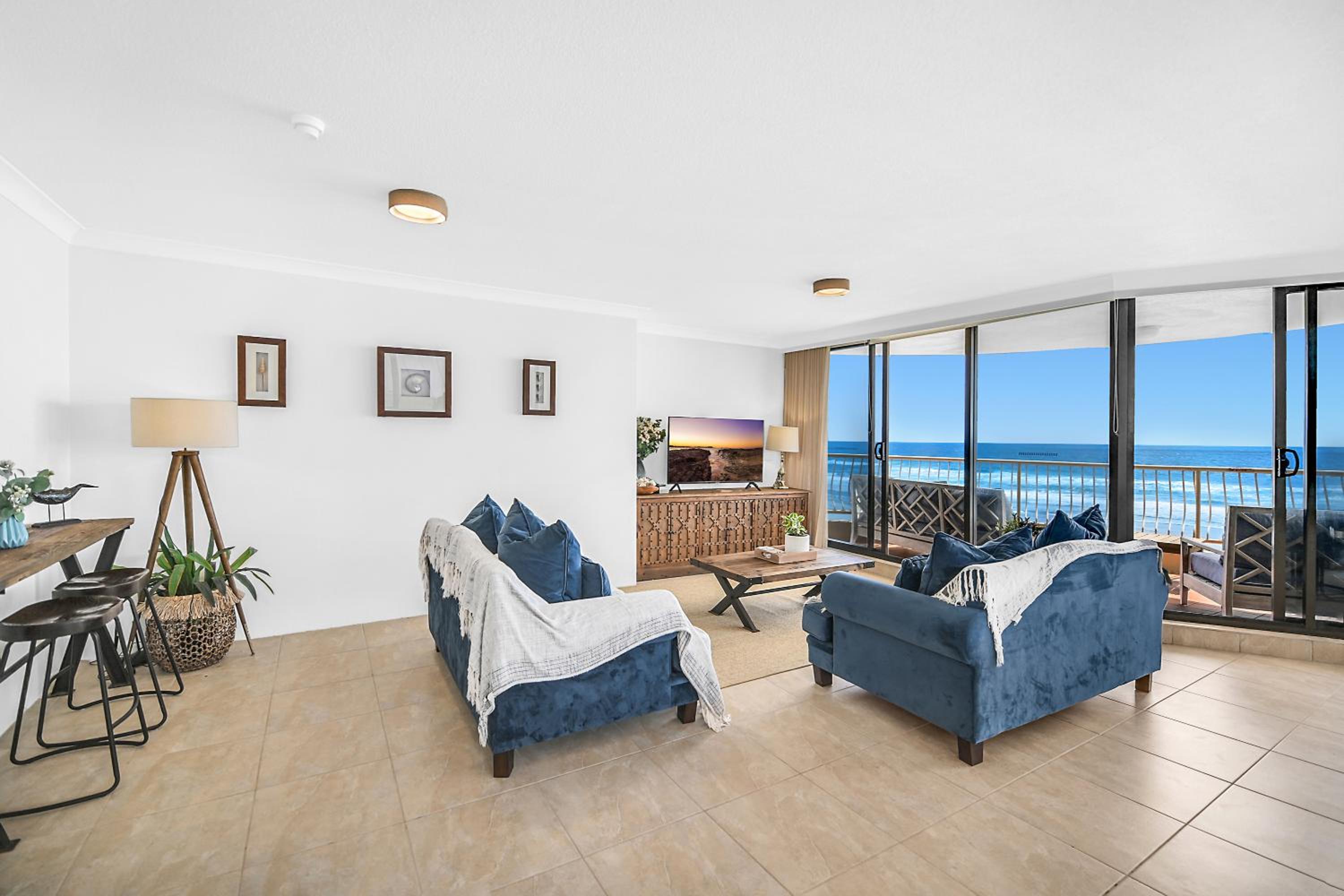 Three-Bedroom Beachfront Superior Apartment with Ocean View
