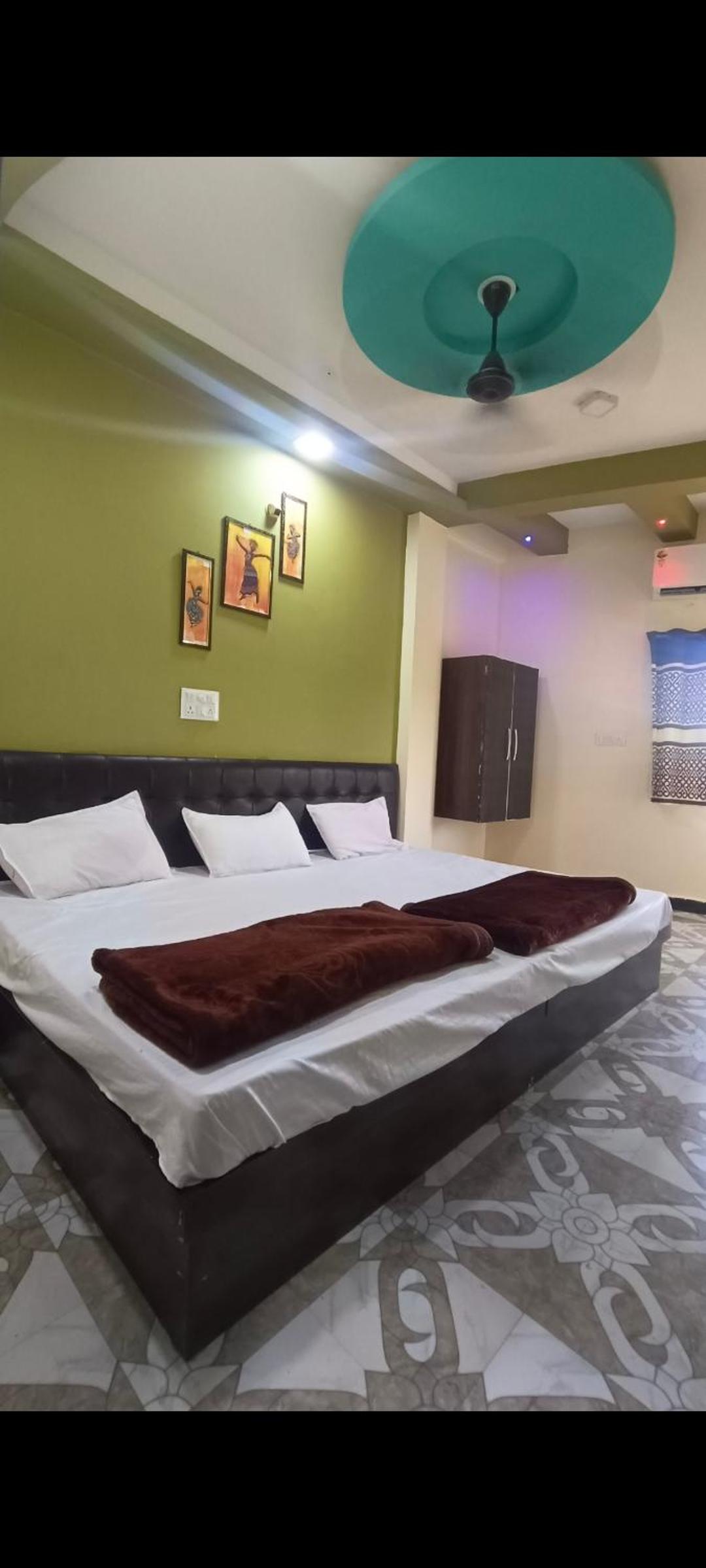 Budget Double Room - Photo 9