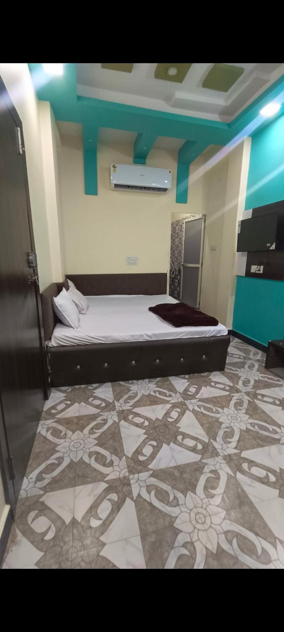 Budget Double Room - Photo 11