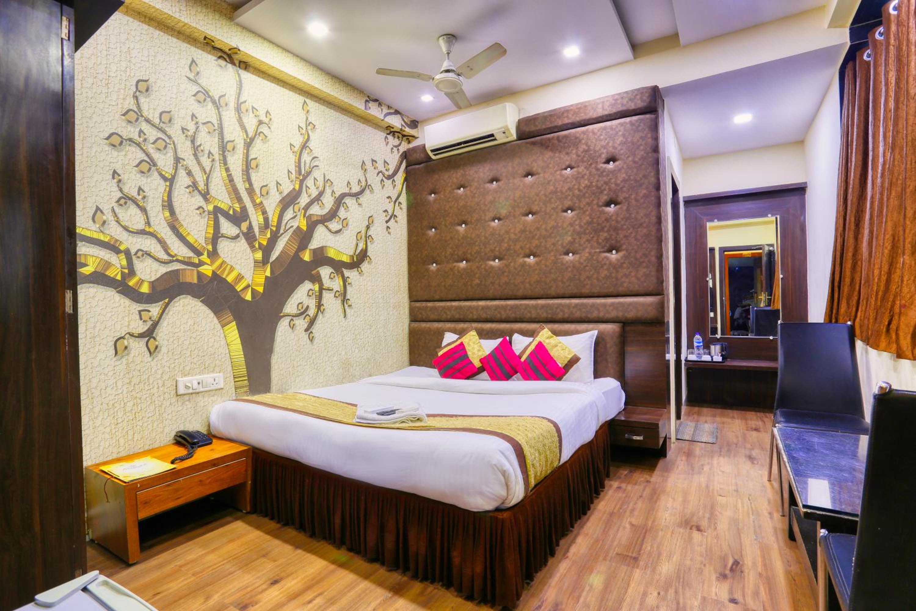 Deluxe Double or Twin Room - Photo 12