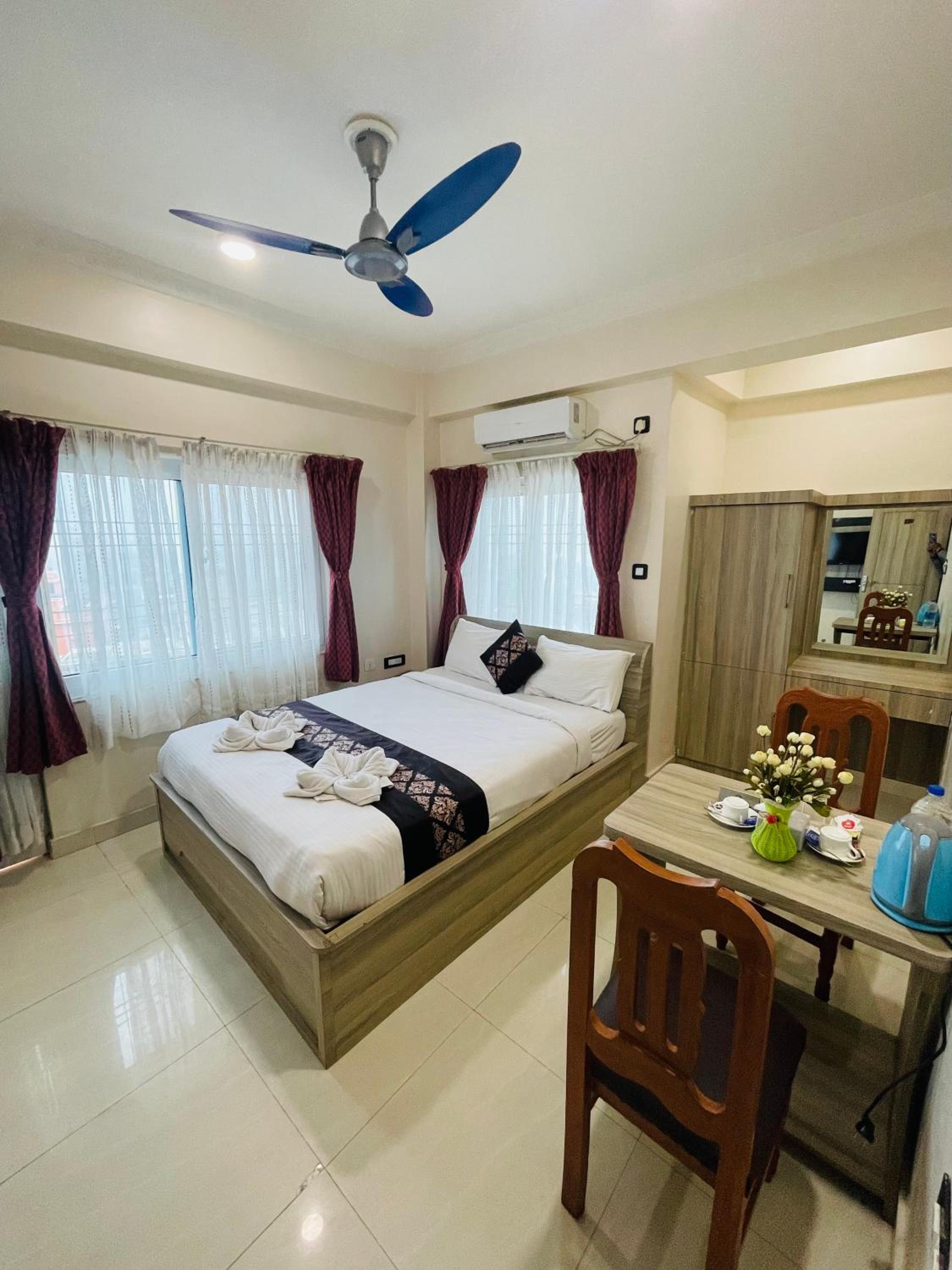 Deluxe Double Room (2 Adults + 1 Child) photo 1