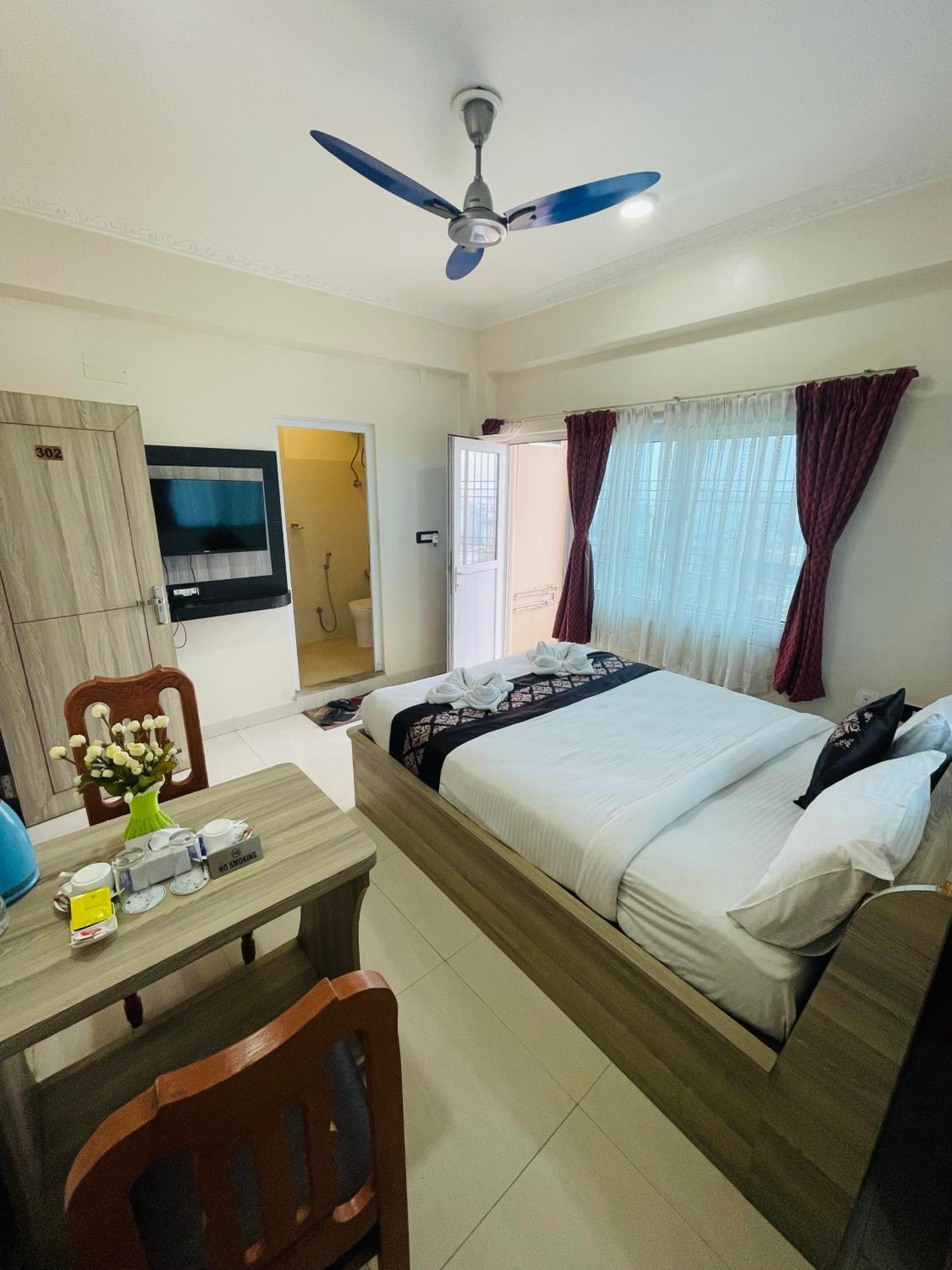 Deluxe Double Room (2 Adults + 1 Child) photo 2