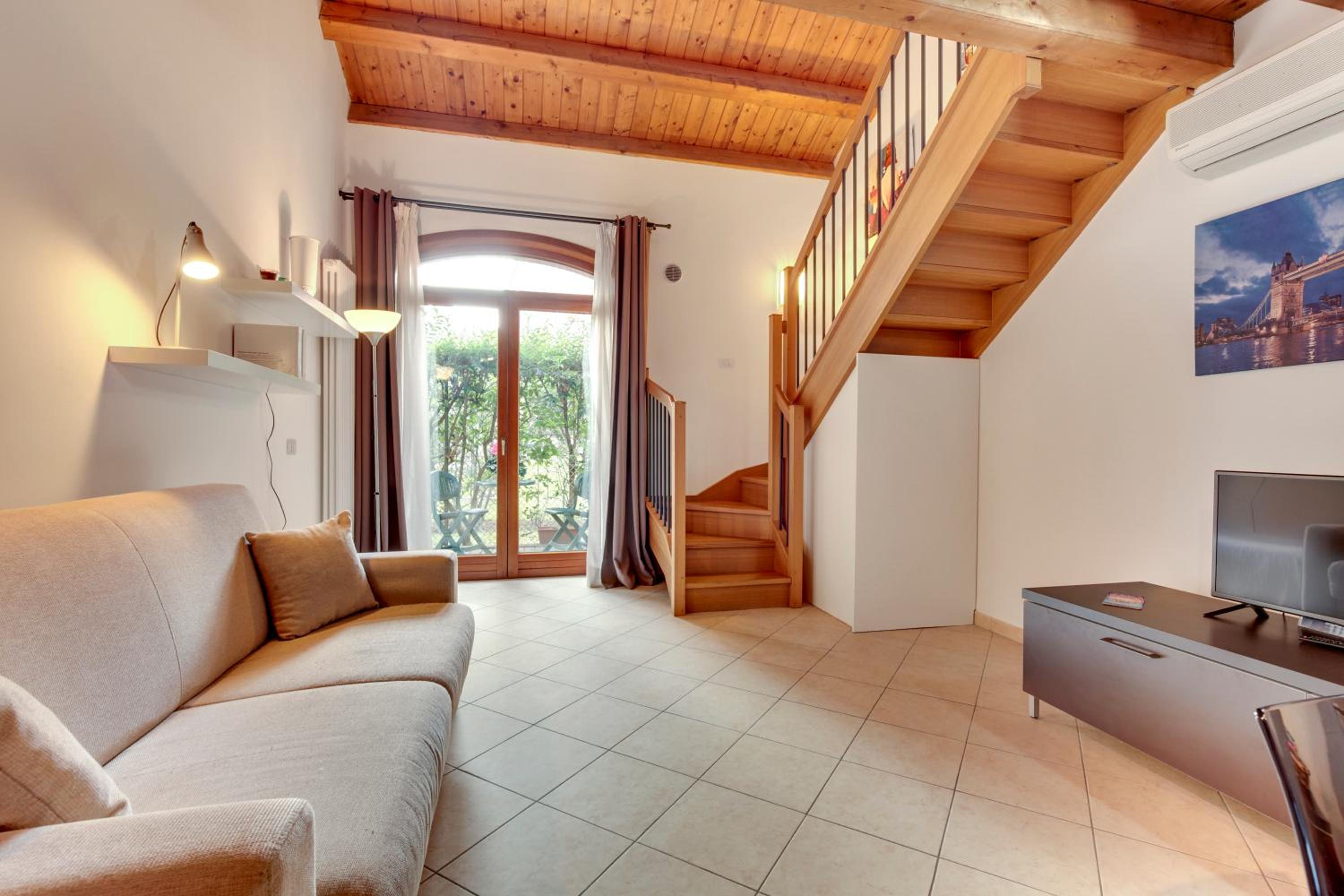 Apartment - Split Level photo 2