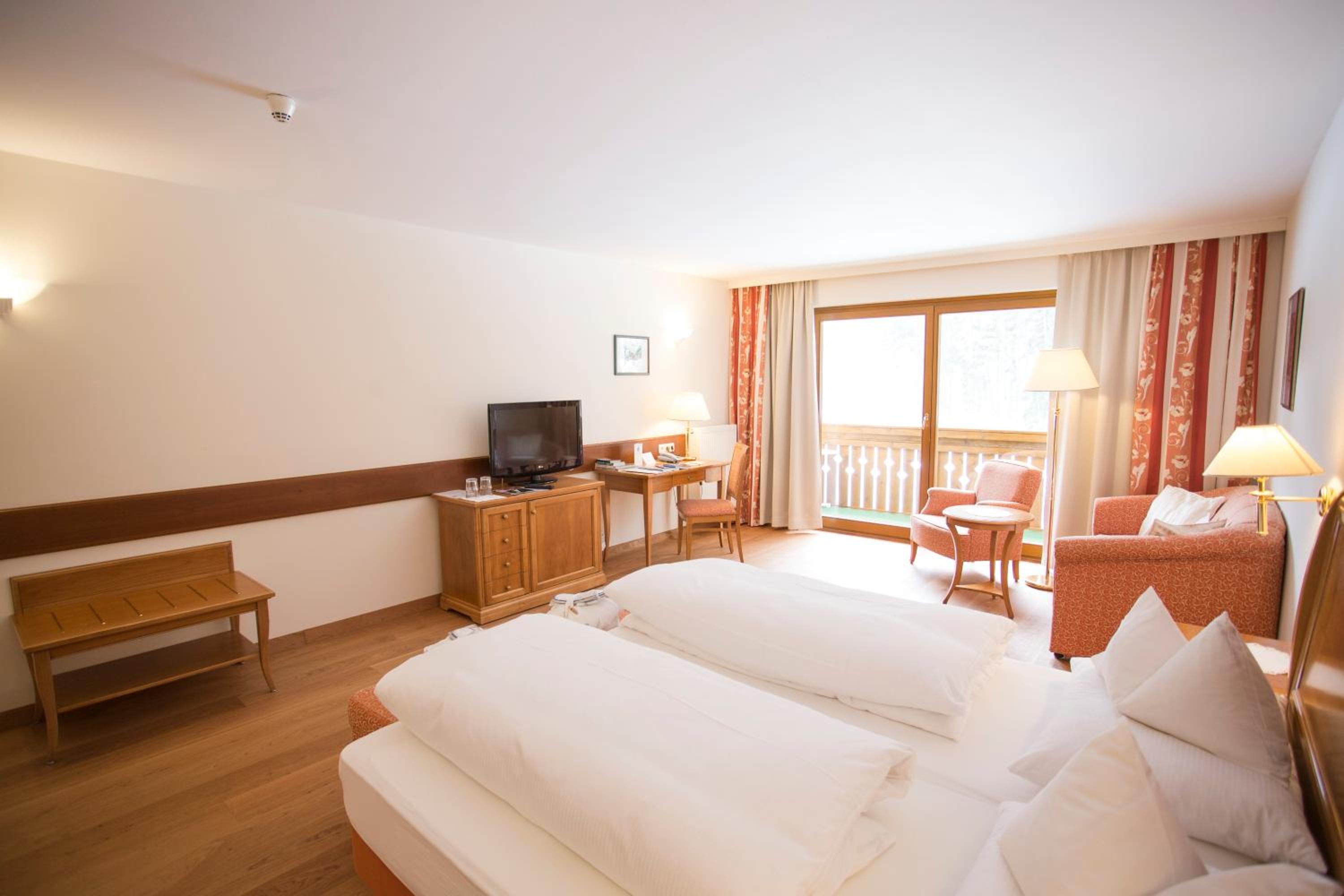 Superior Double Room with Lake View - Photo 3