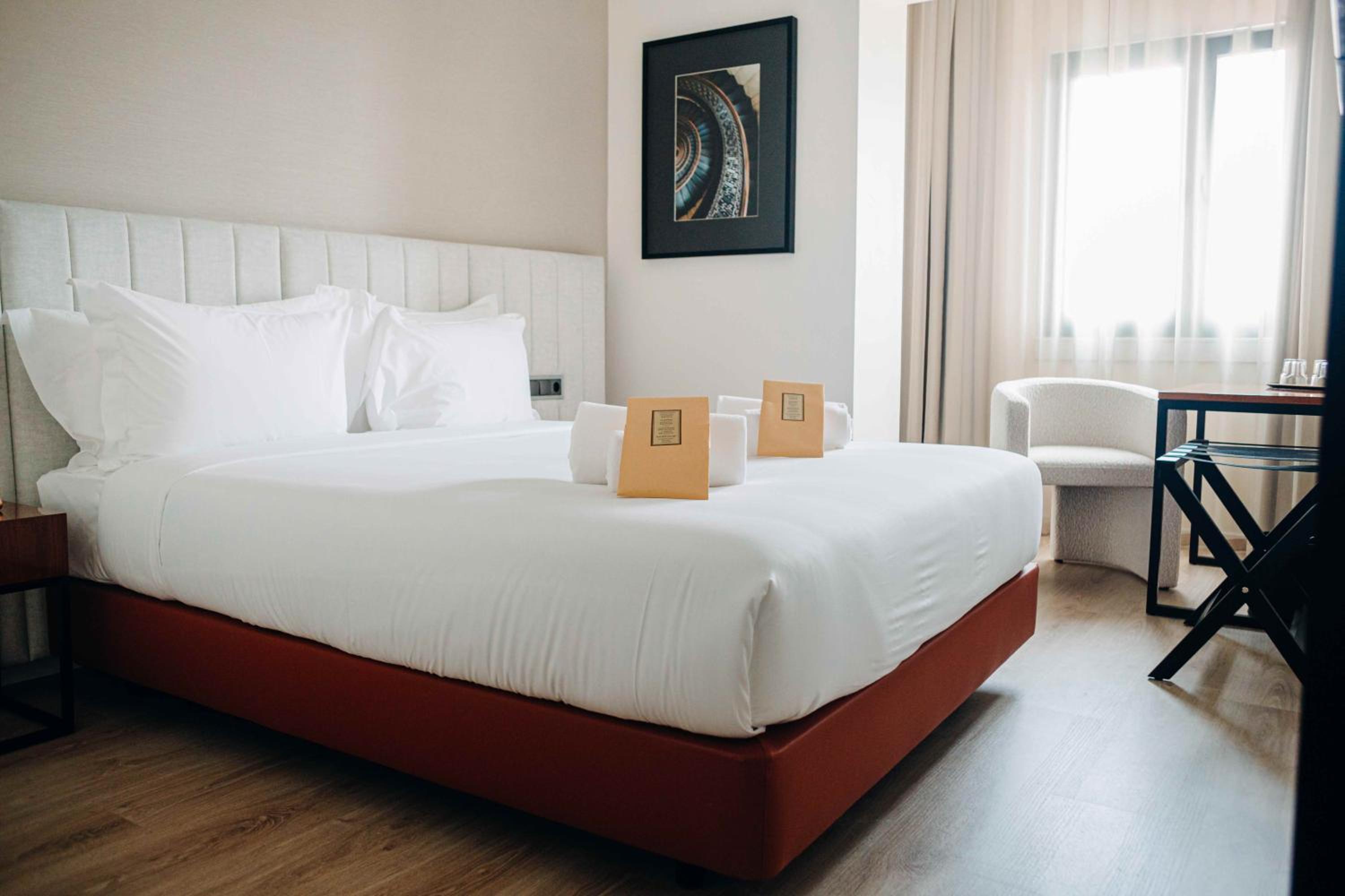 Deluxe Queen Room - Photo 9