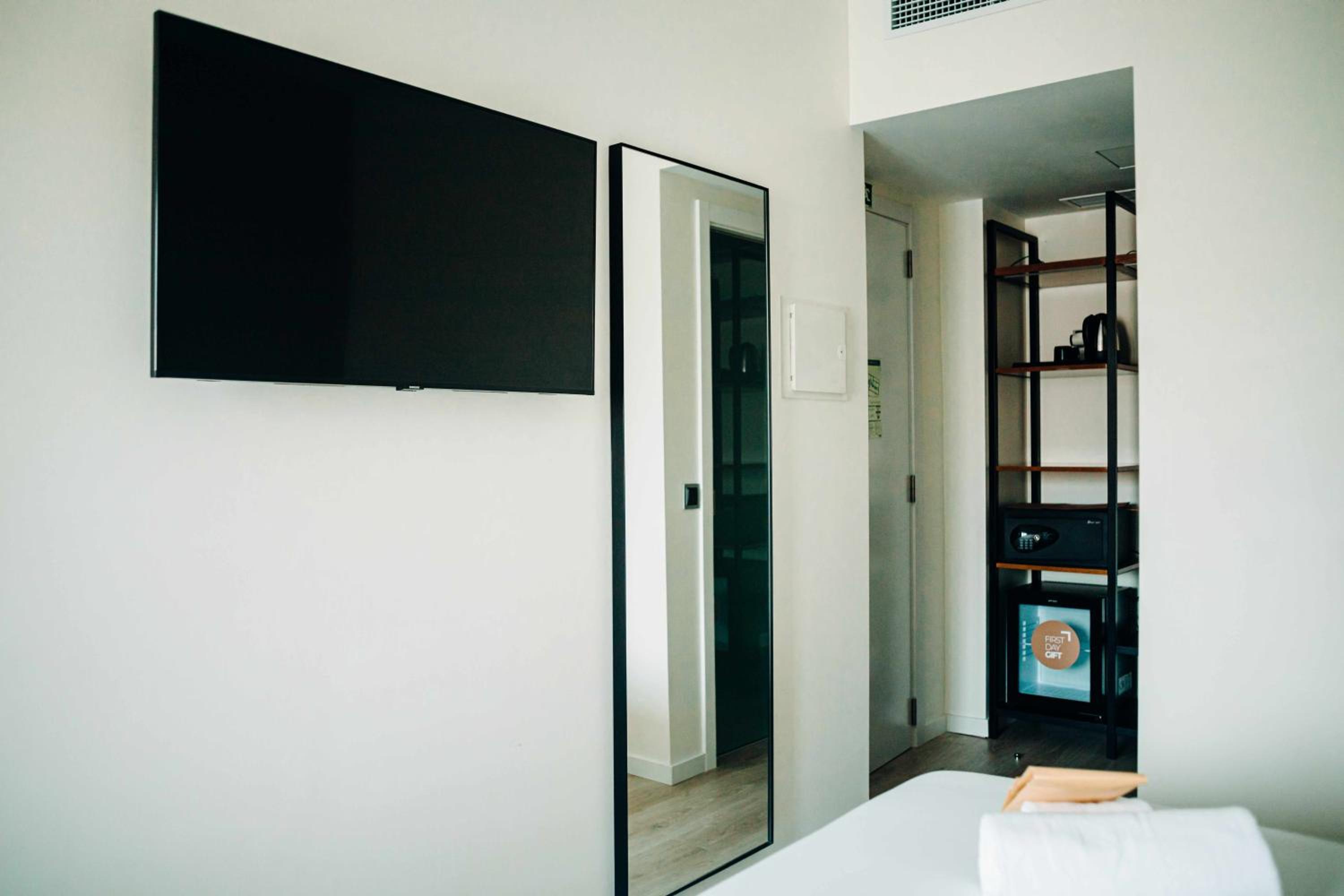 Deluxe Queen Room - Photo 10