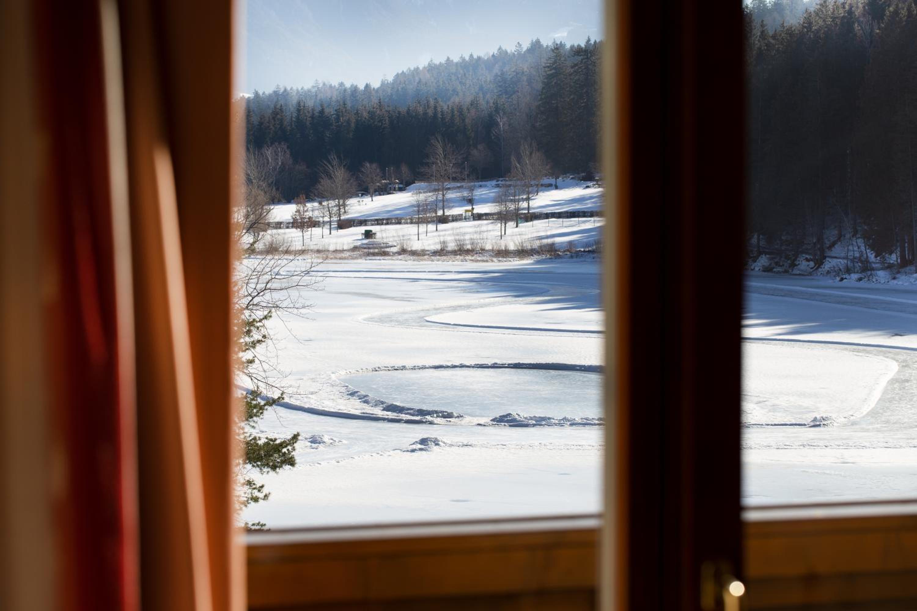Superior Double Room with Lake View - Photo 10