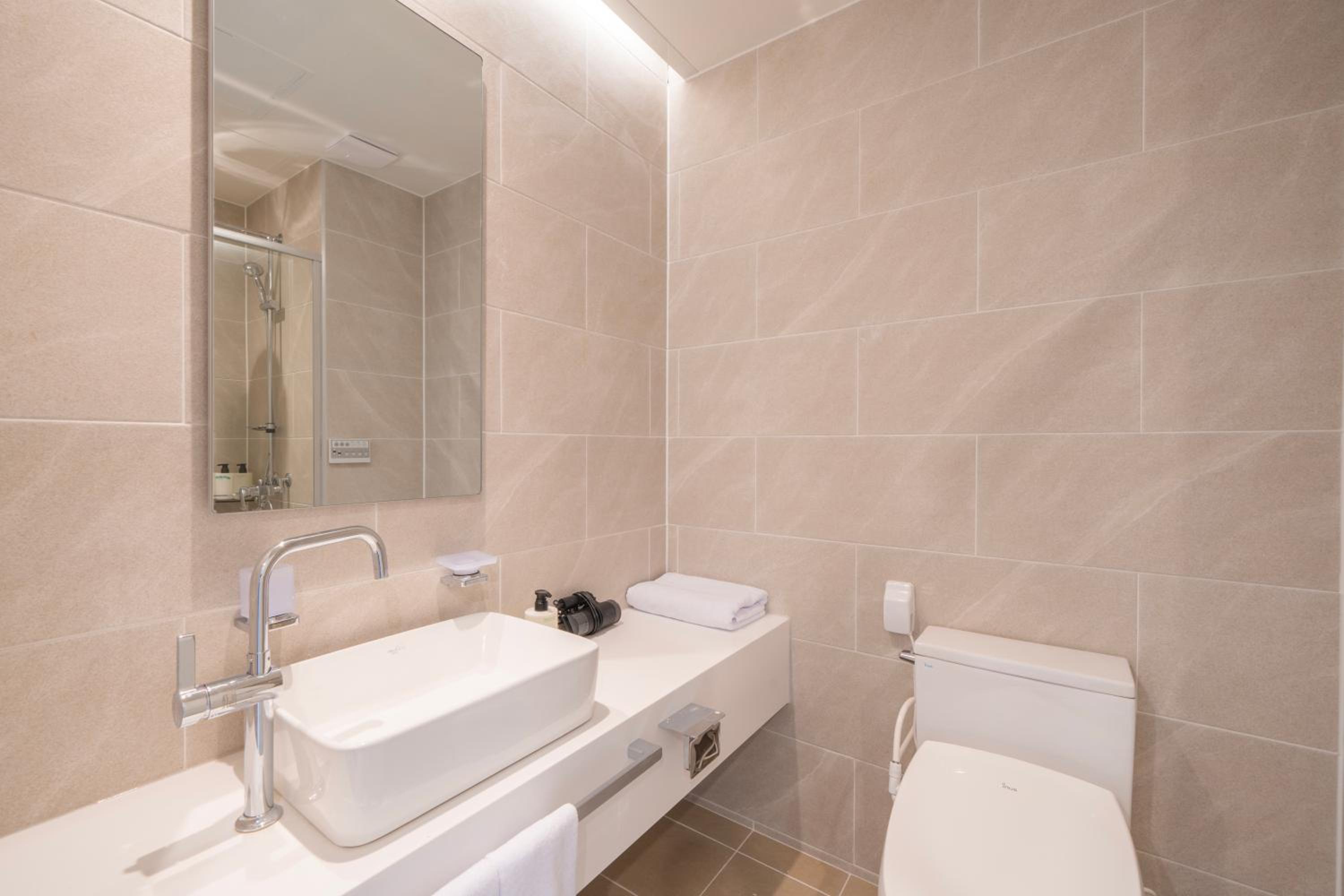 Standard Double Room - No View/Lower Floor - Photo 2