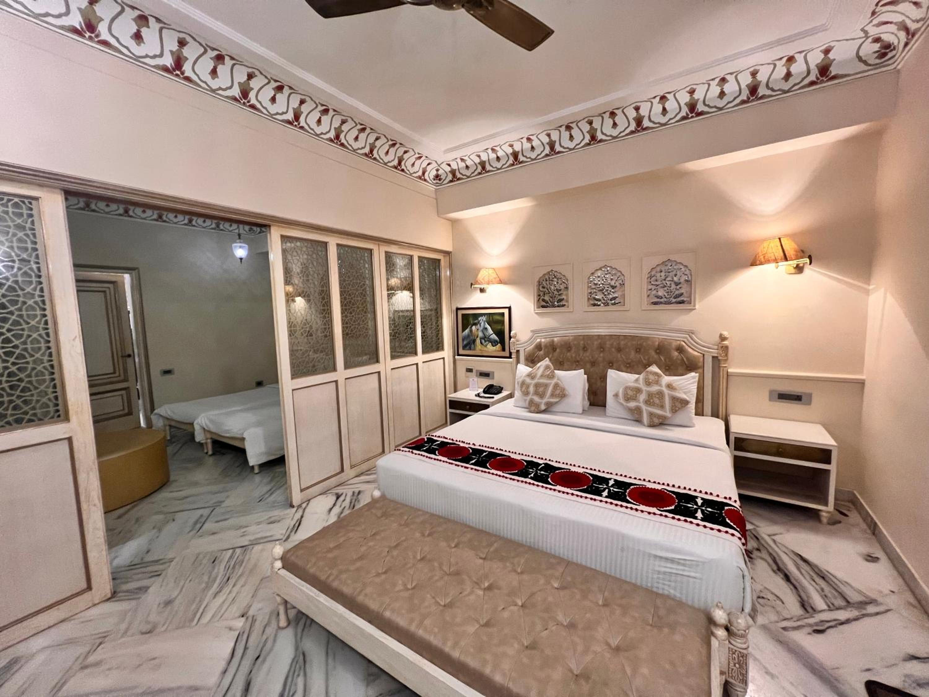 Family Suite:  Enjoy Happy Hours with 2+1 offer, 20% off on F&B services,20% Off on Laundry service ,Free Pick up on Arrival only from Train or Bus station (8am-8pm) - Photo 4