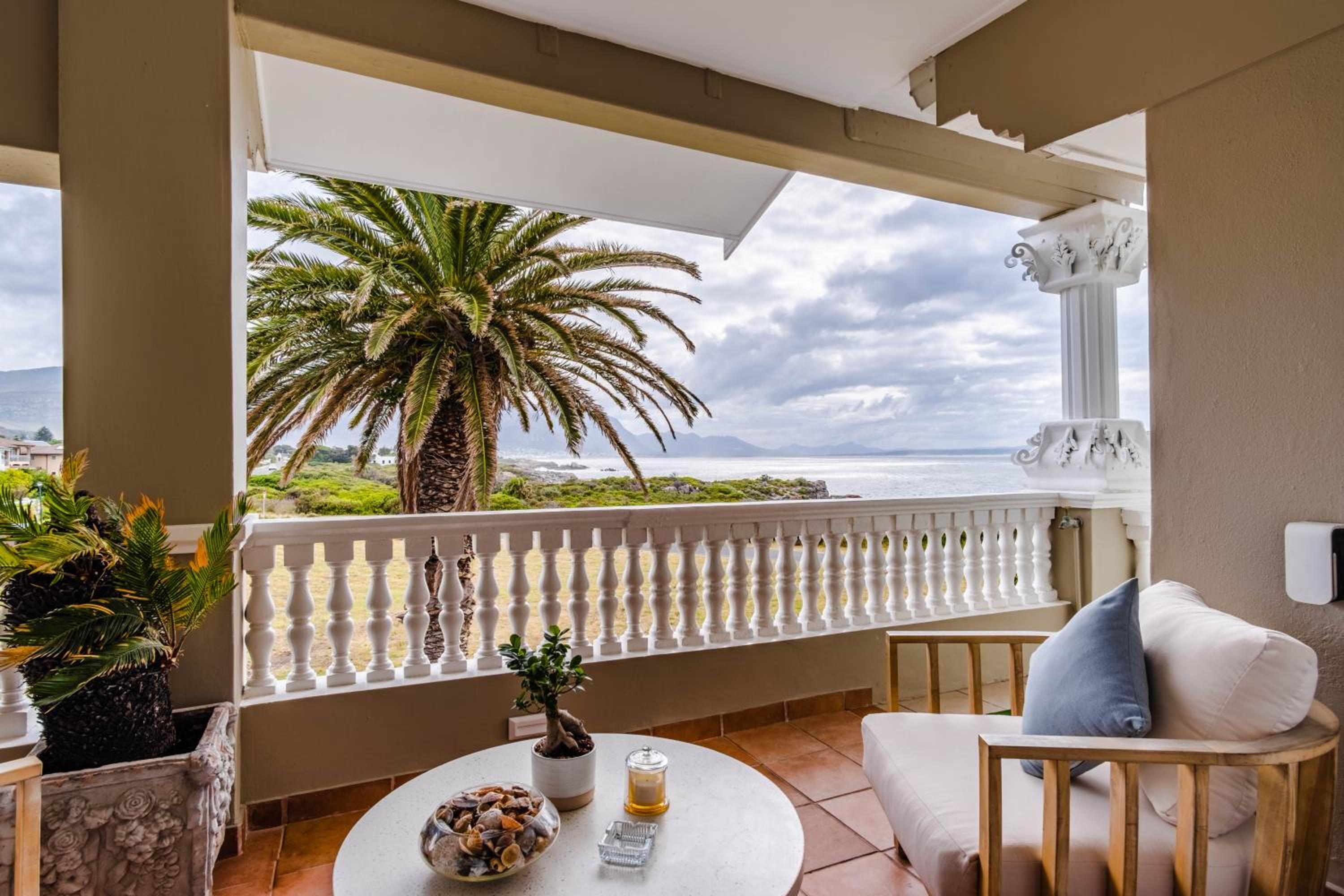 Deluxe Suite with Sea View - Photo 3