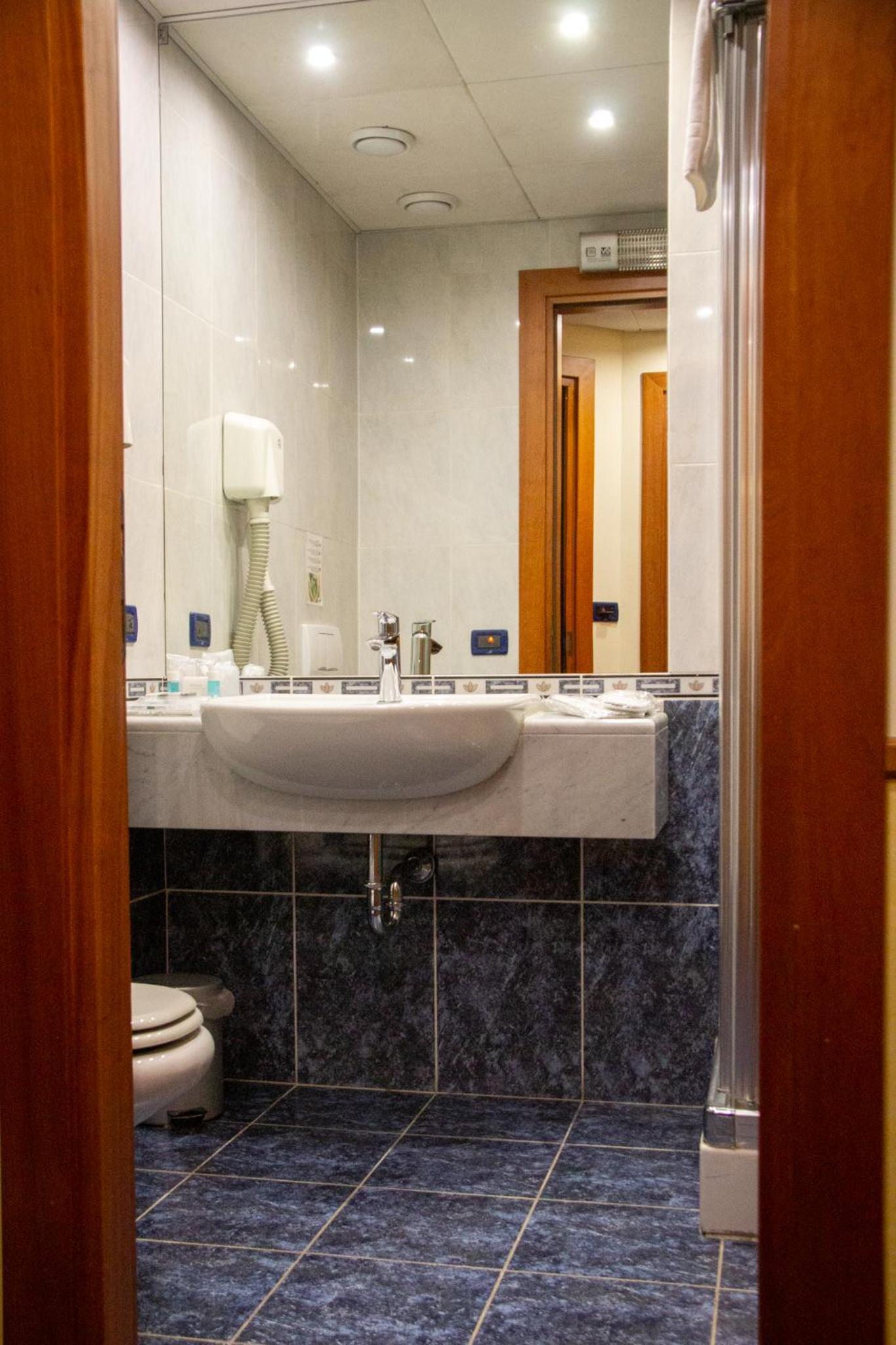 Small Double Room - Photo 7