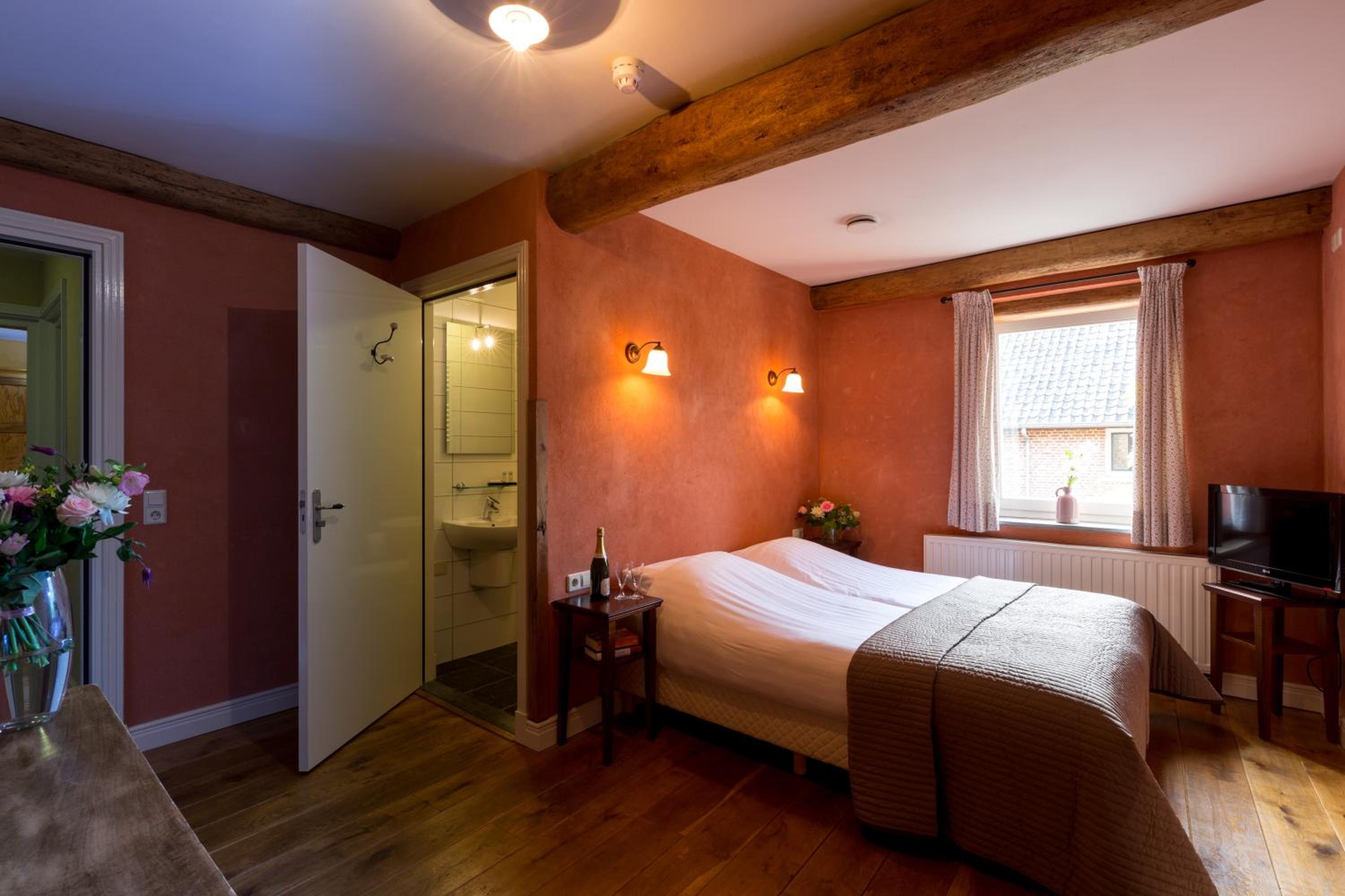 Twin Room with Bathroom photo 3