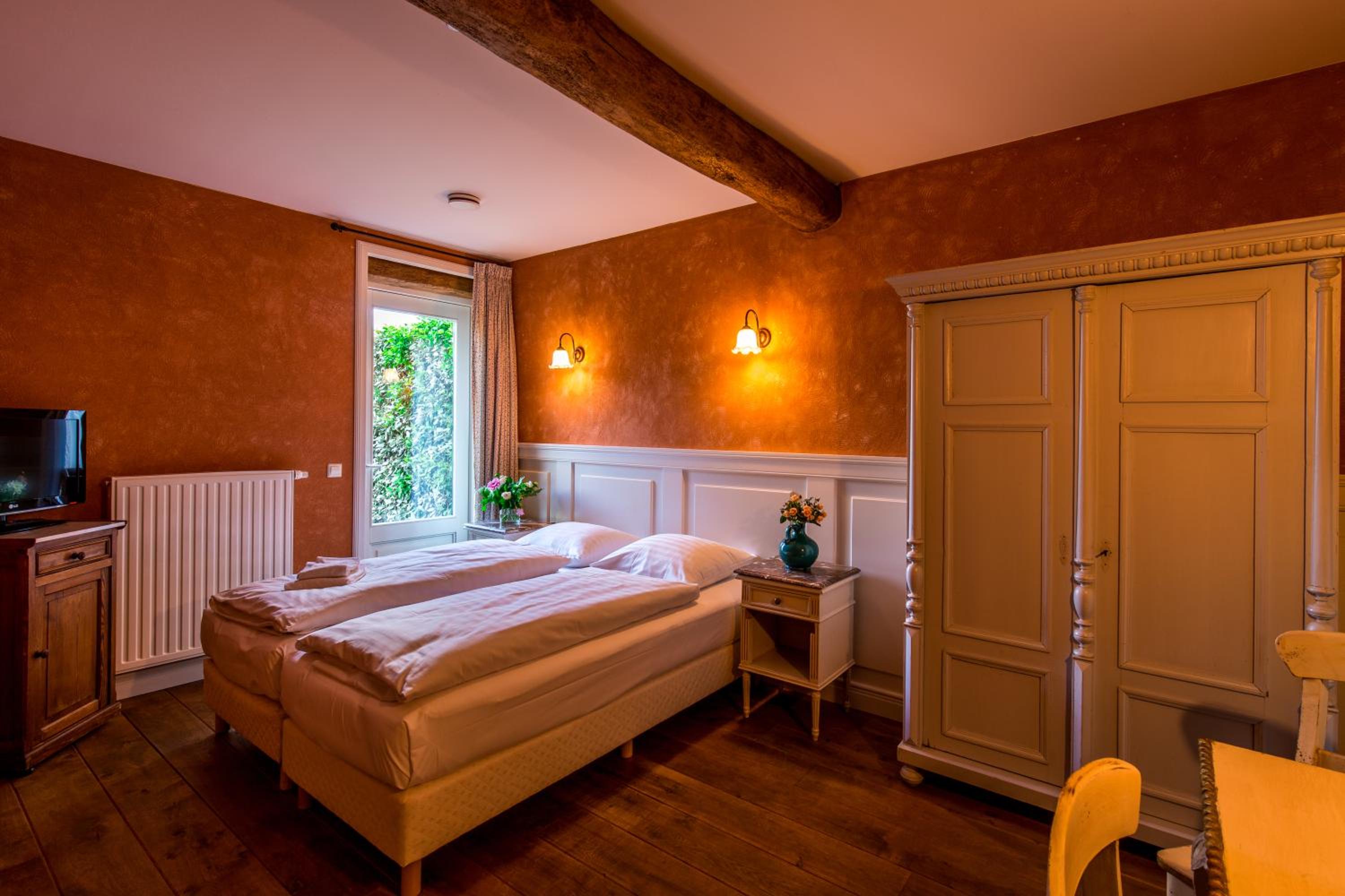Twin Room with Bathroom photo 2