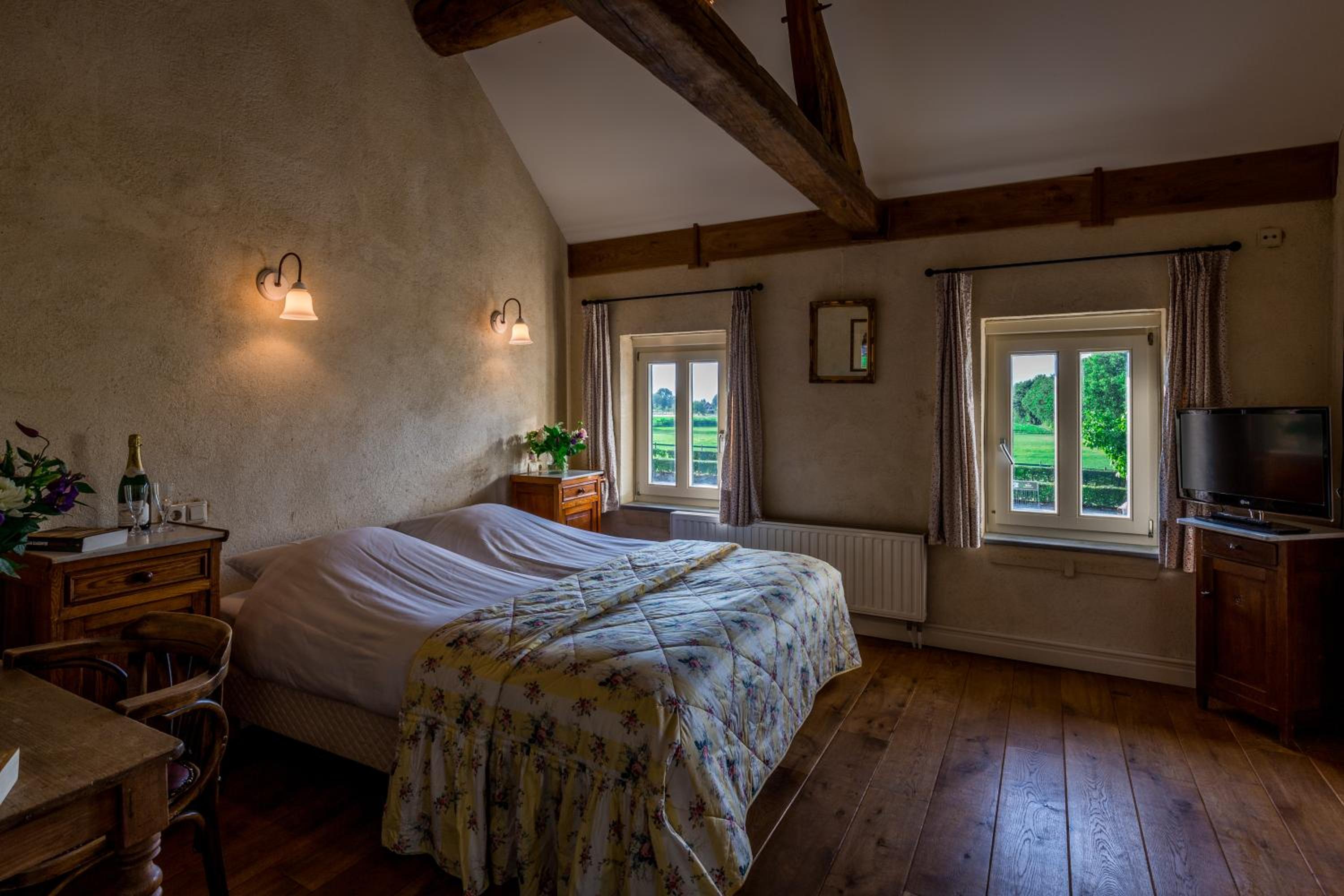 Standard Twin Room with Shared Bathroom photo 1