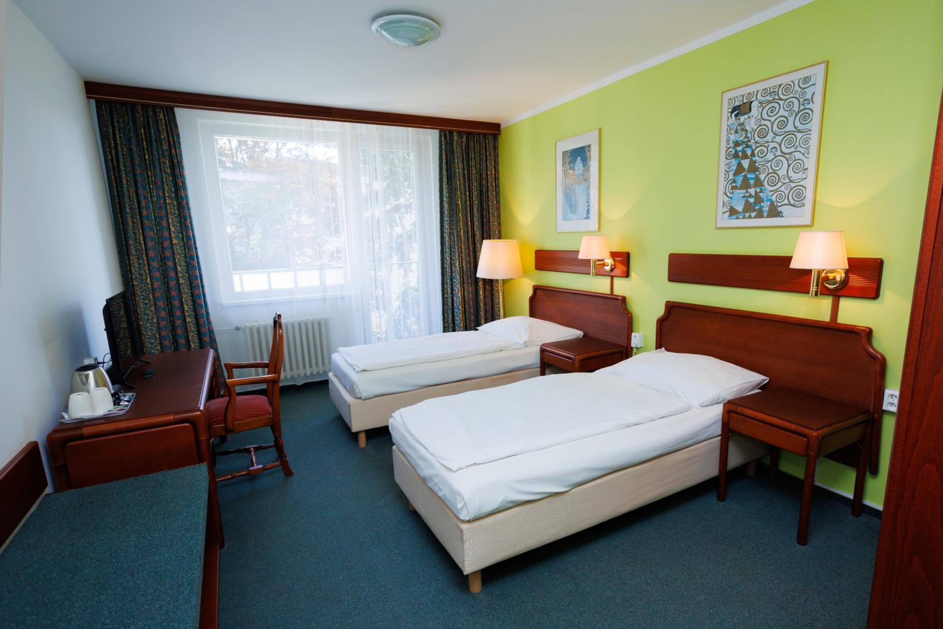Business Twin Room - Photo 6