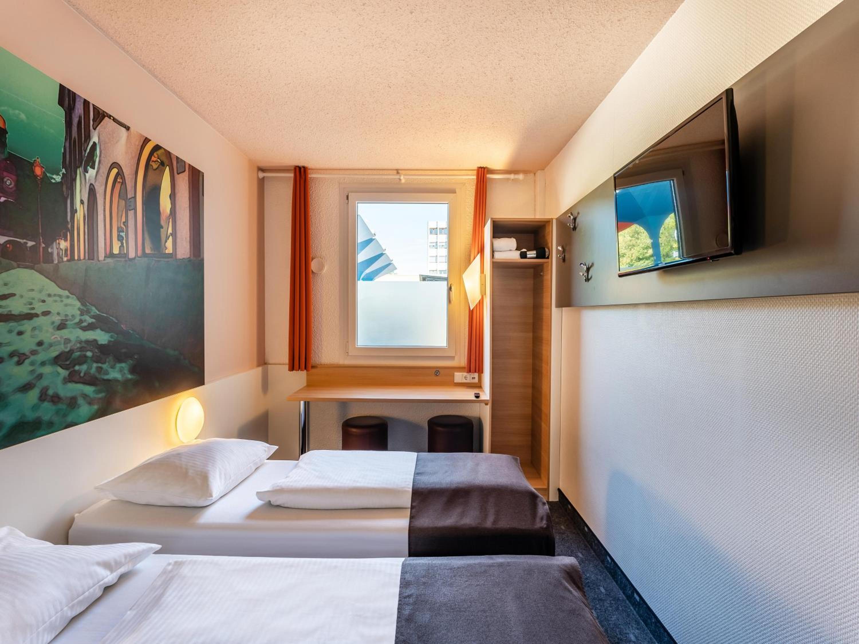 Twin Room thumbnail 5
