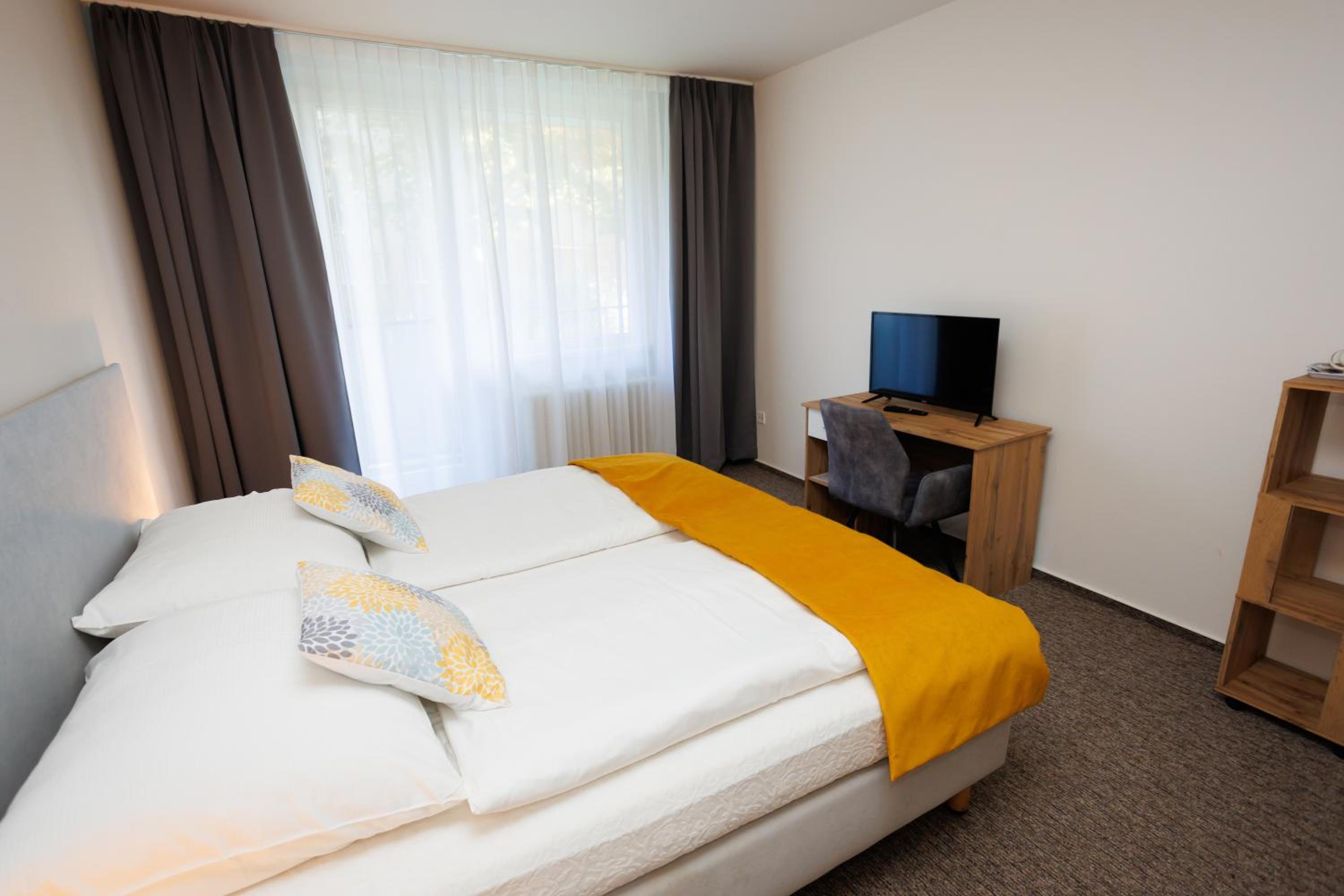 Deluxe Double Room with Extra Bed - Photo 1