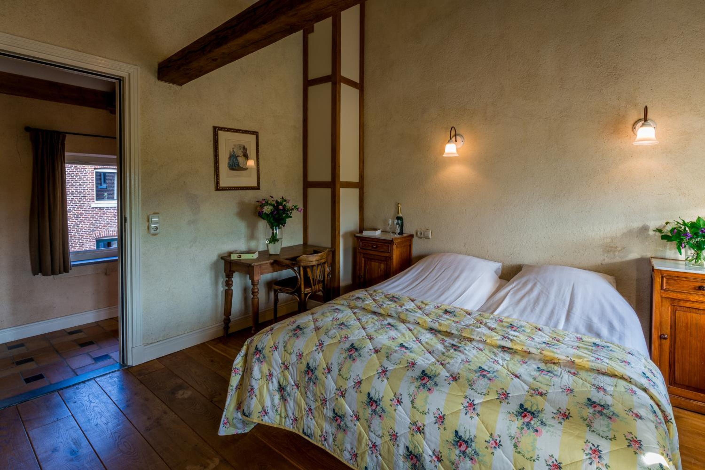 Standard Twin Room with Shared Bathroom photo 3
