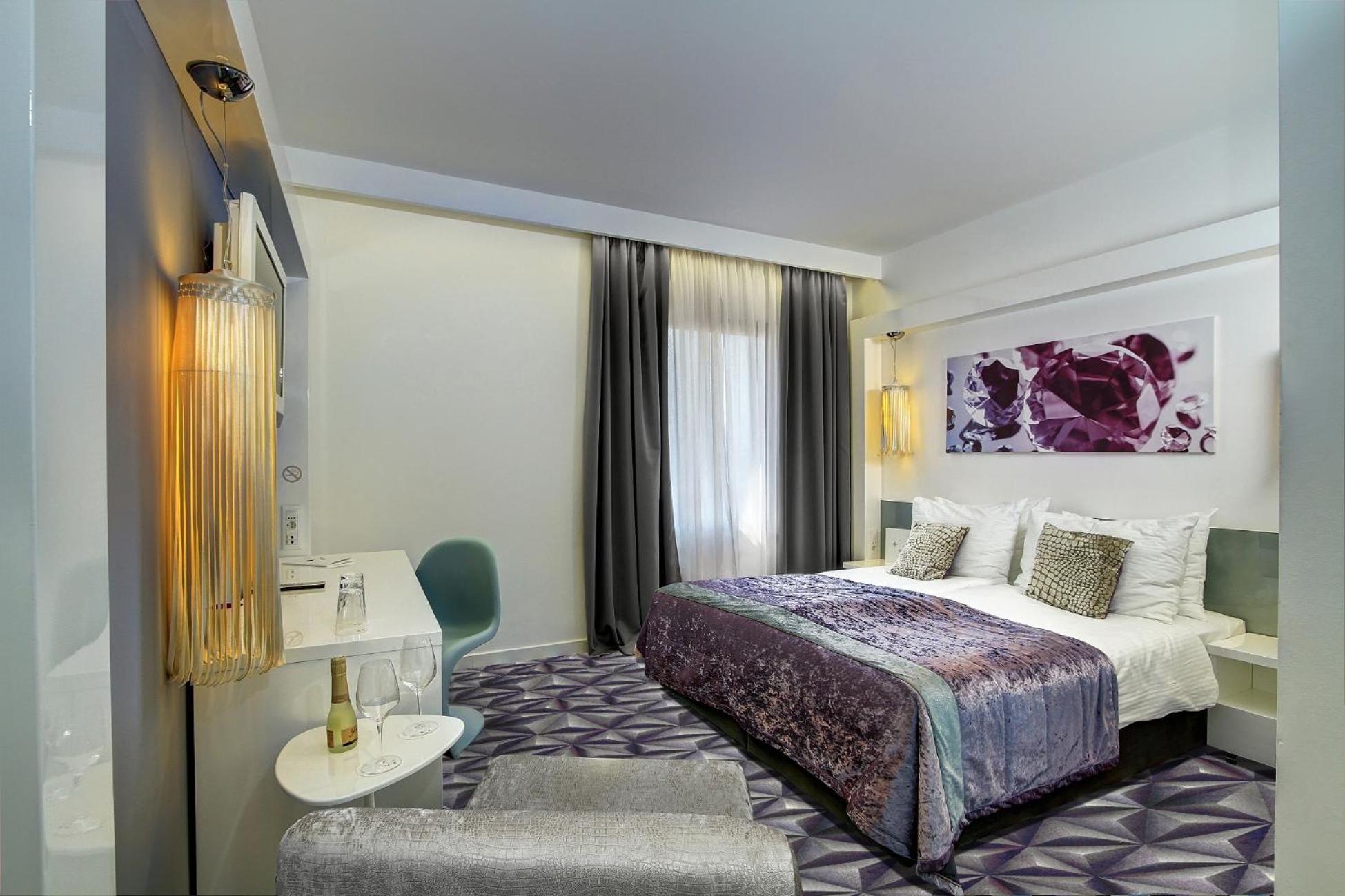 Standard Double Room with Partial Sea View - Photo 3