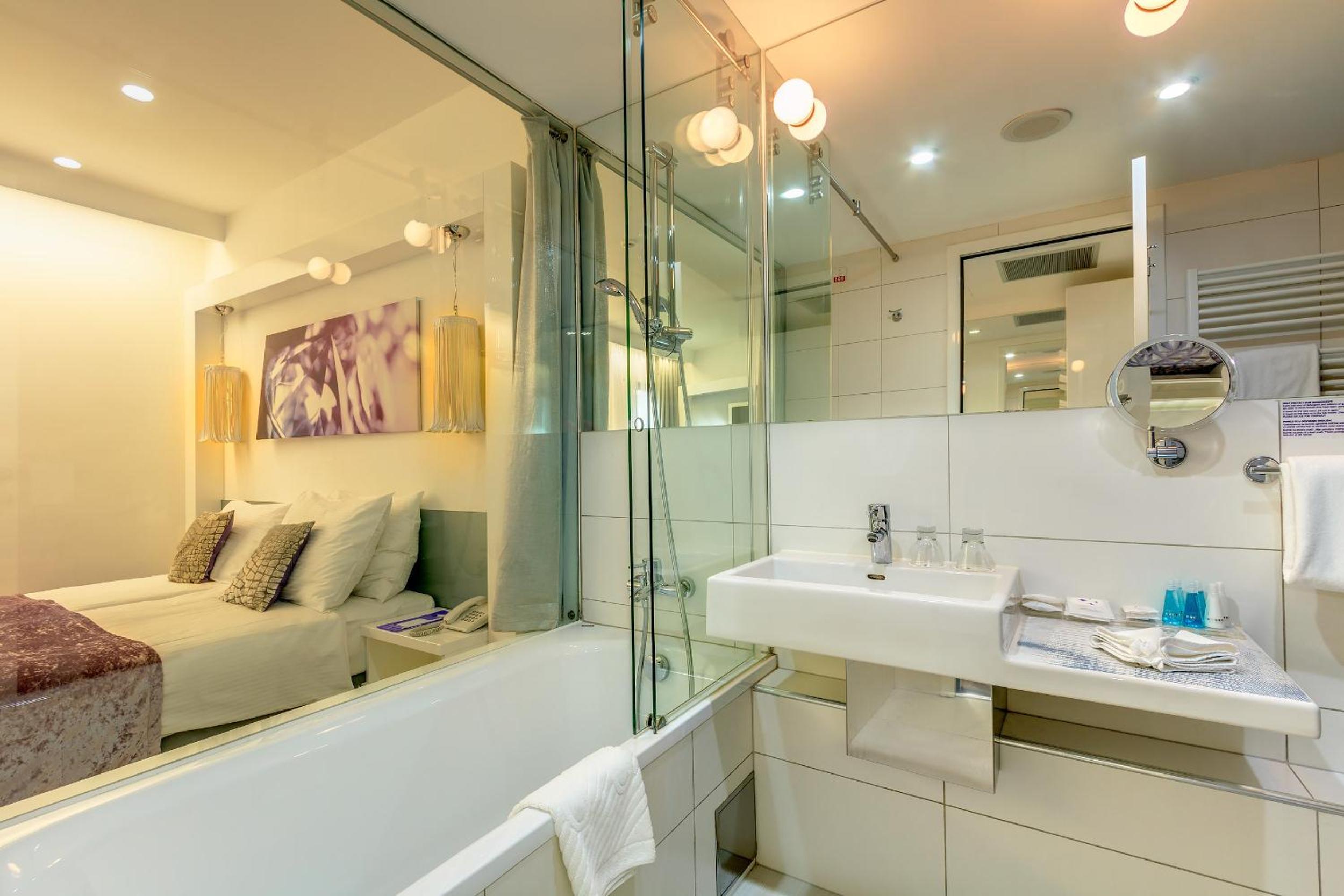 Standard Double Room with Partial Sea View - Photo 2