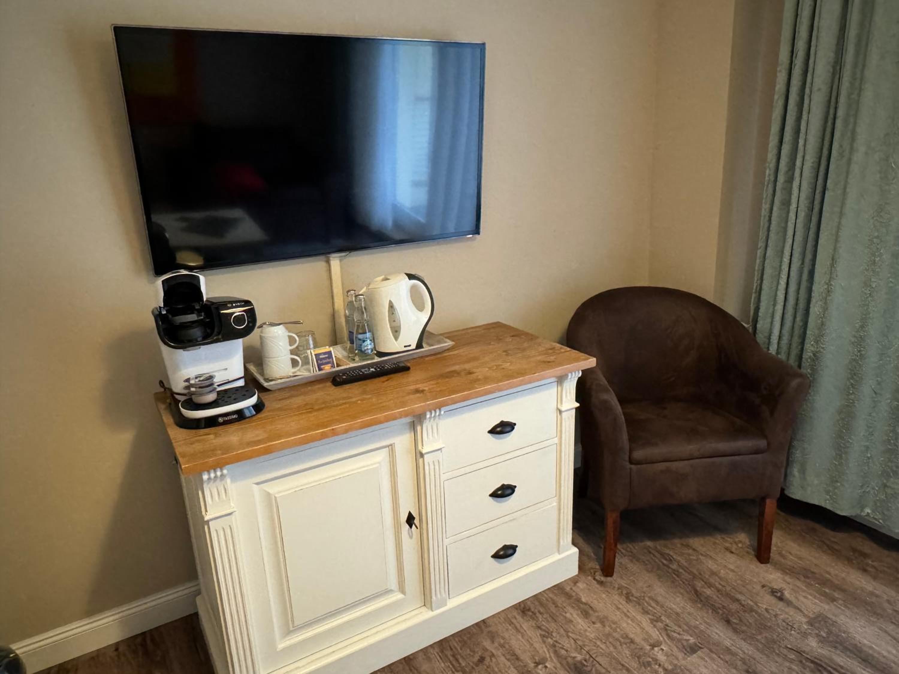 Queen Room with Balcony photo 2