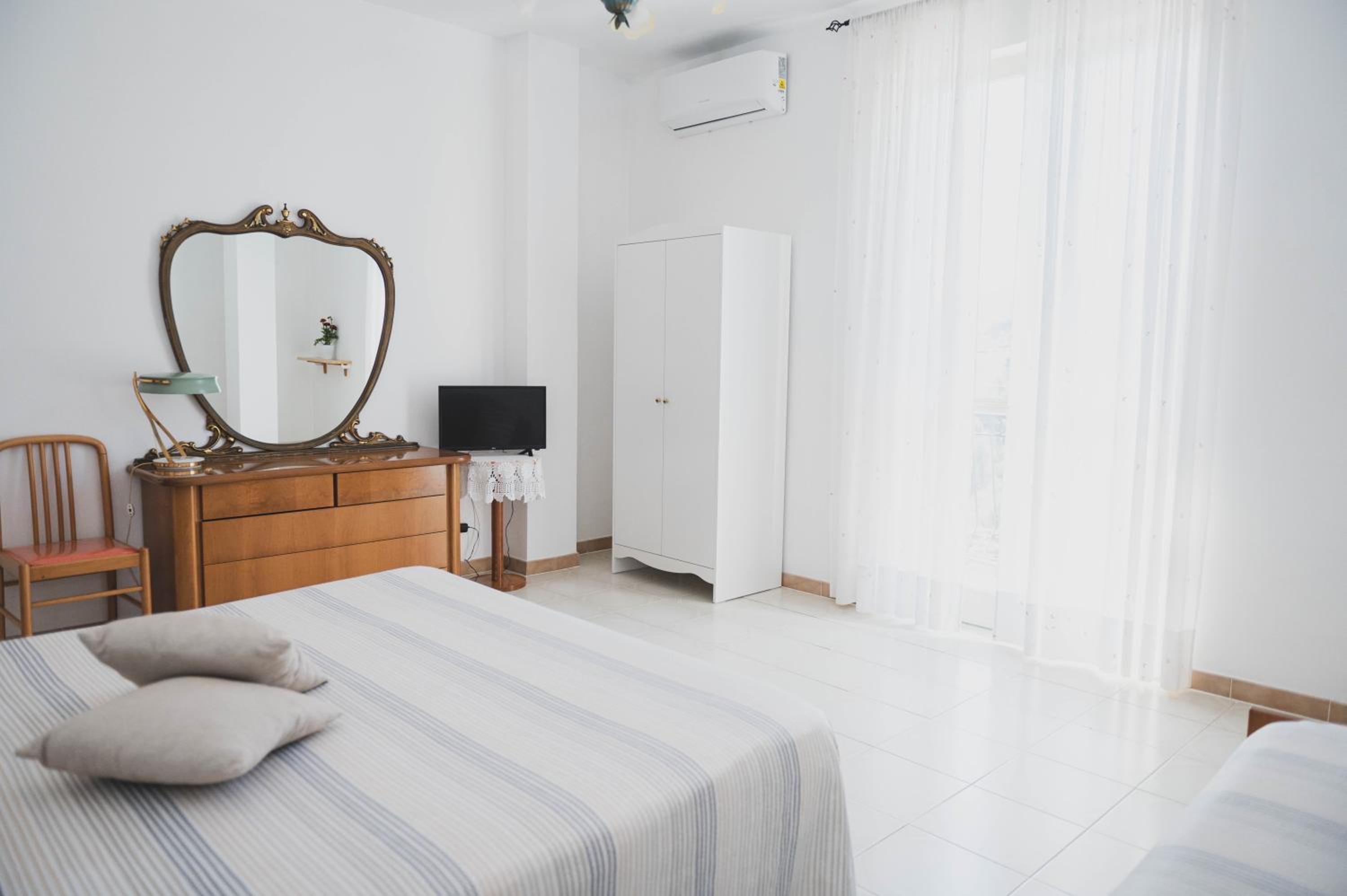 One-Bedroom Apartment photo 3