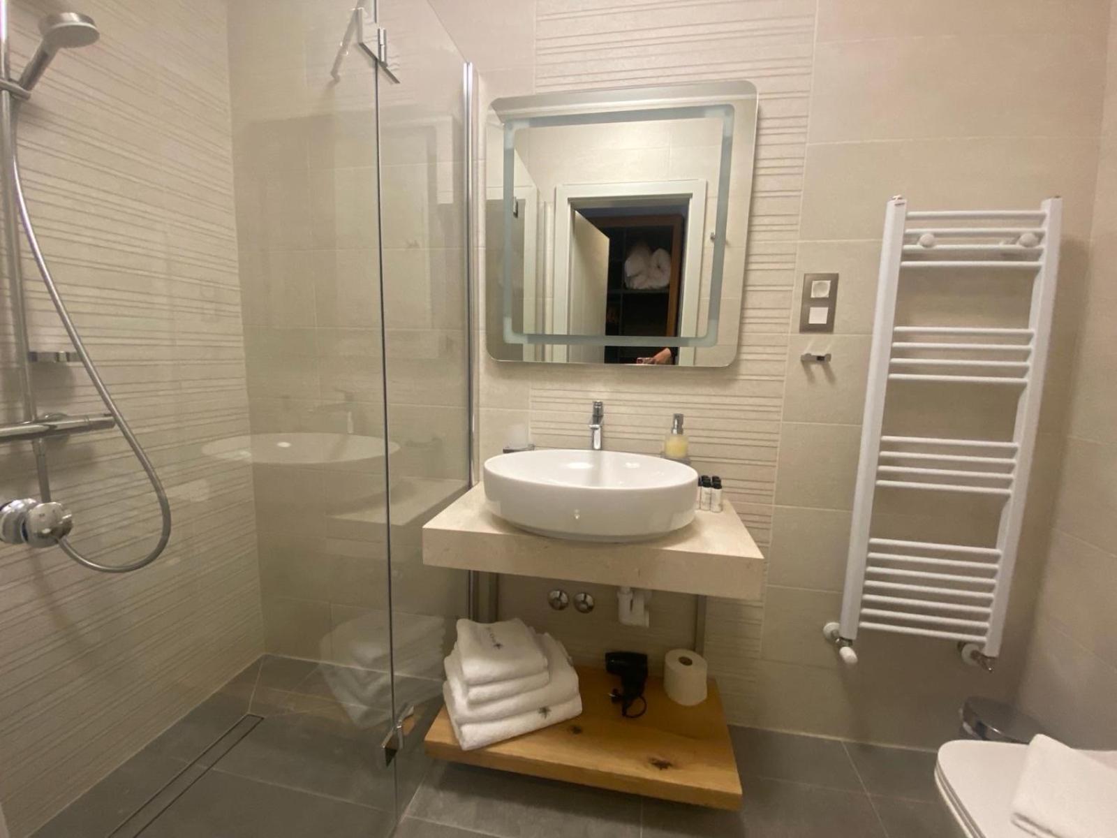 Double Room with Balcony - Photo 3