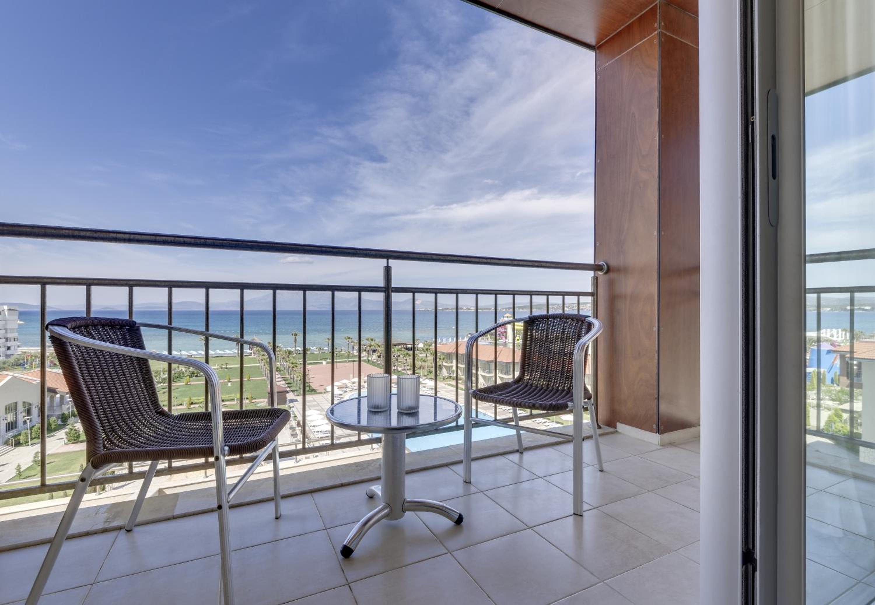 Suite with Balcony and Sea View - Photo 2