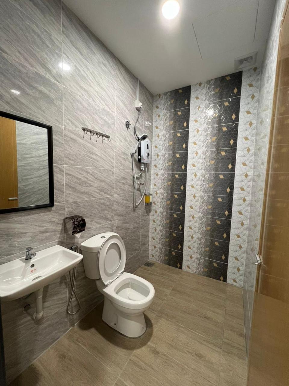 Queen Room photo 2