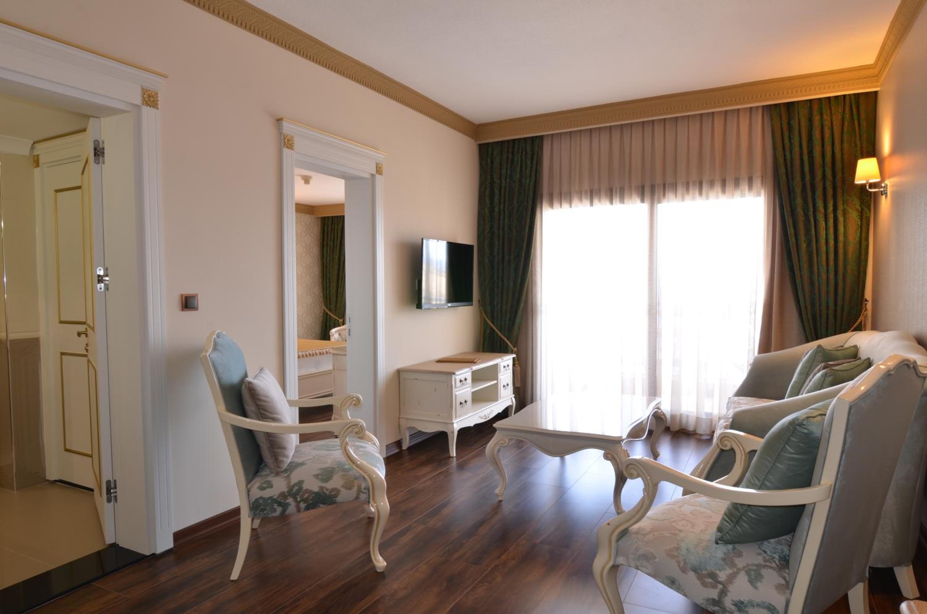 Suite with Direct Sea View - Photo 17