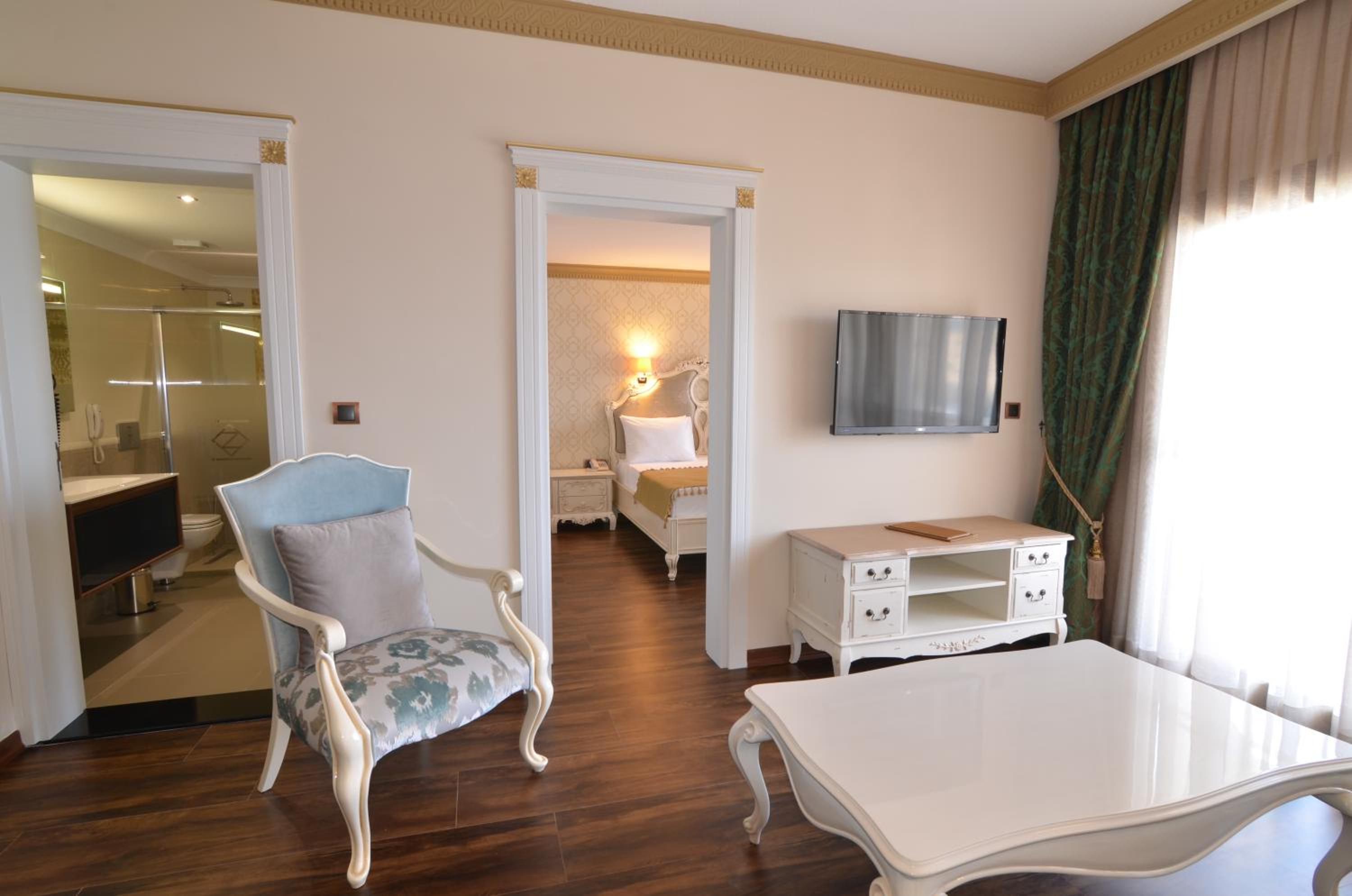 Suite with Direct Sea View - Photo 16