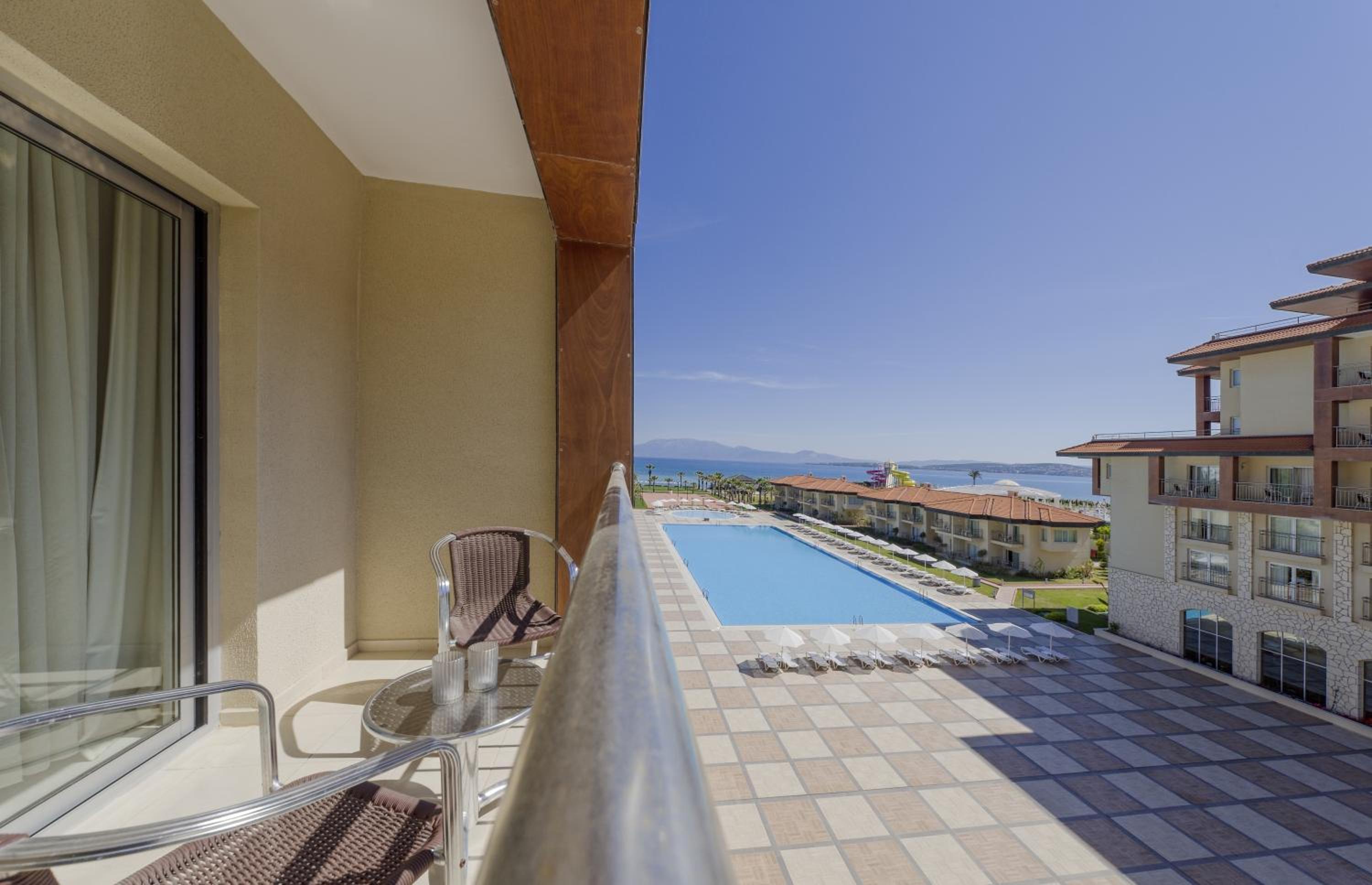 Premium Room with Balcony and Partial Sea View - Photo 10
