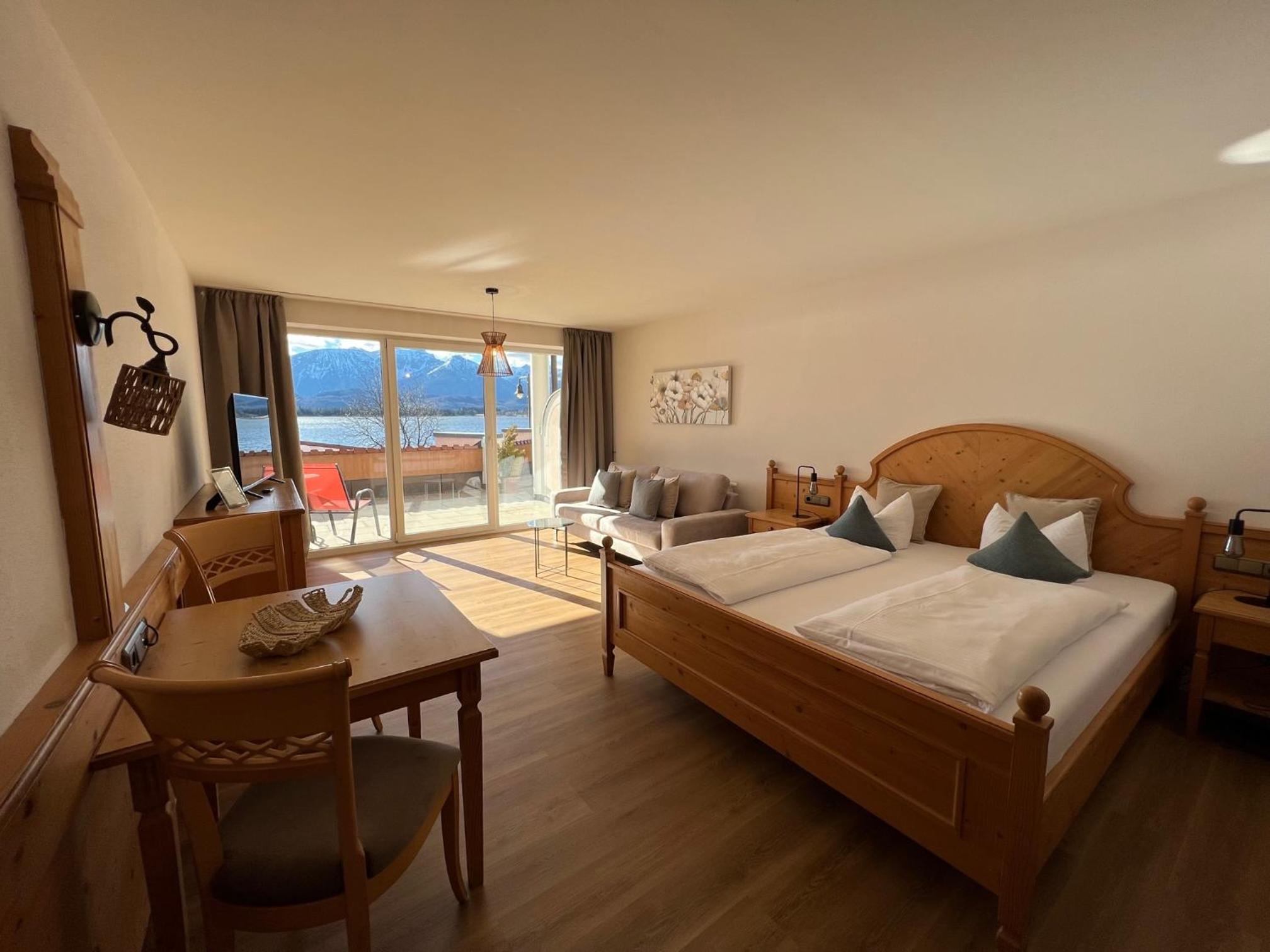 Junior Suite with Lake View - Photo 2