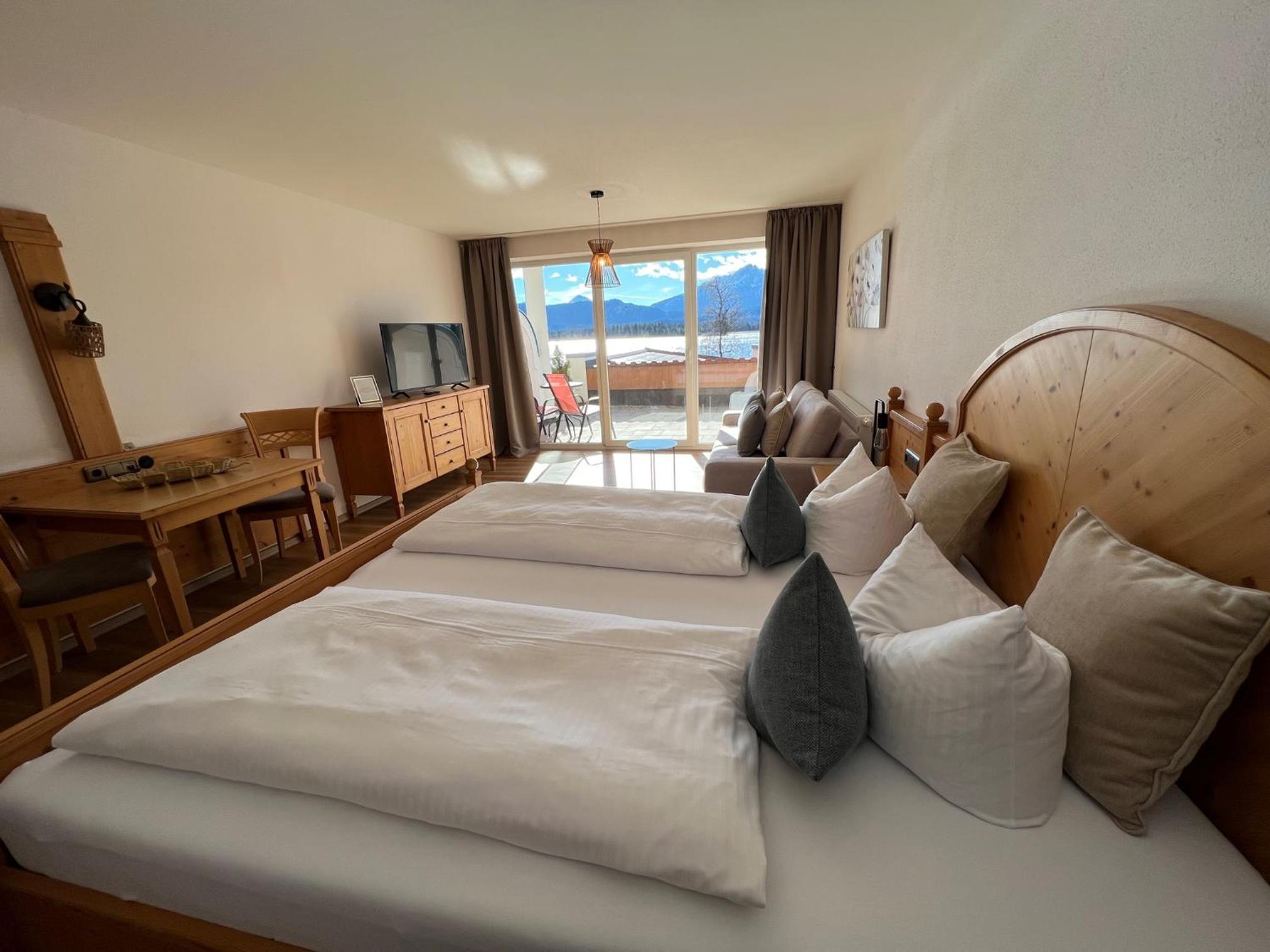 Junior Suite with Lake View - Photo 9