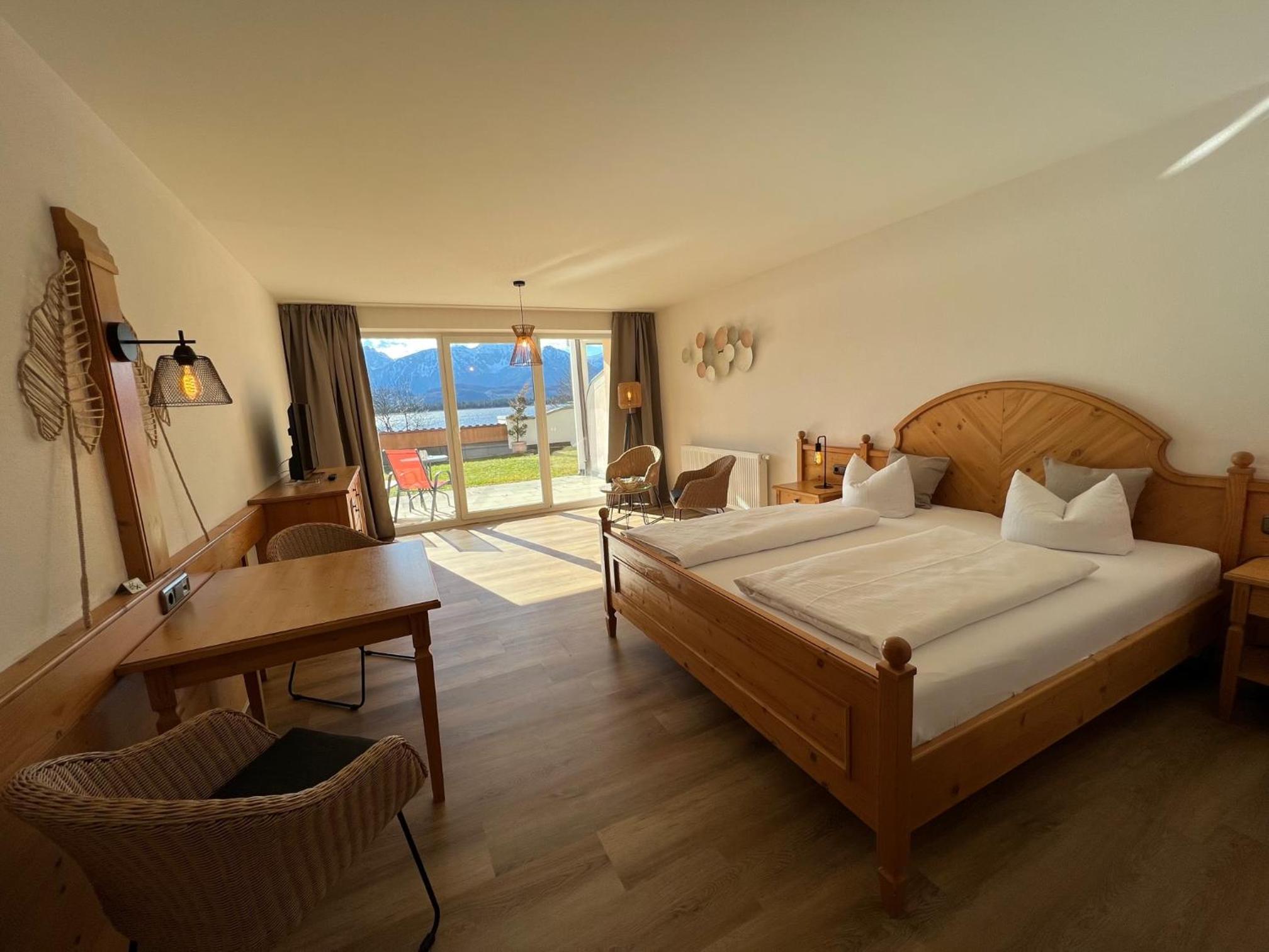 Junior Suite with Lake View - Photo 8