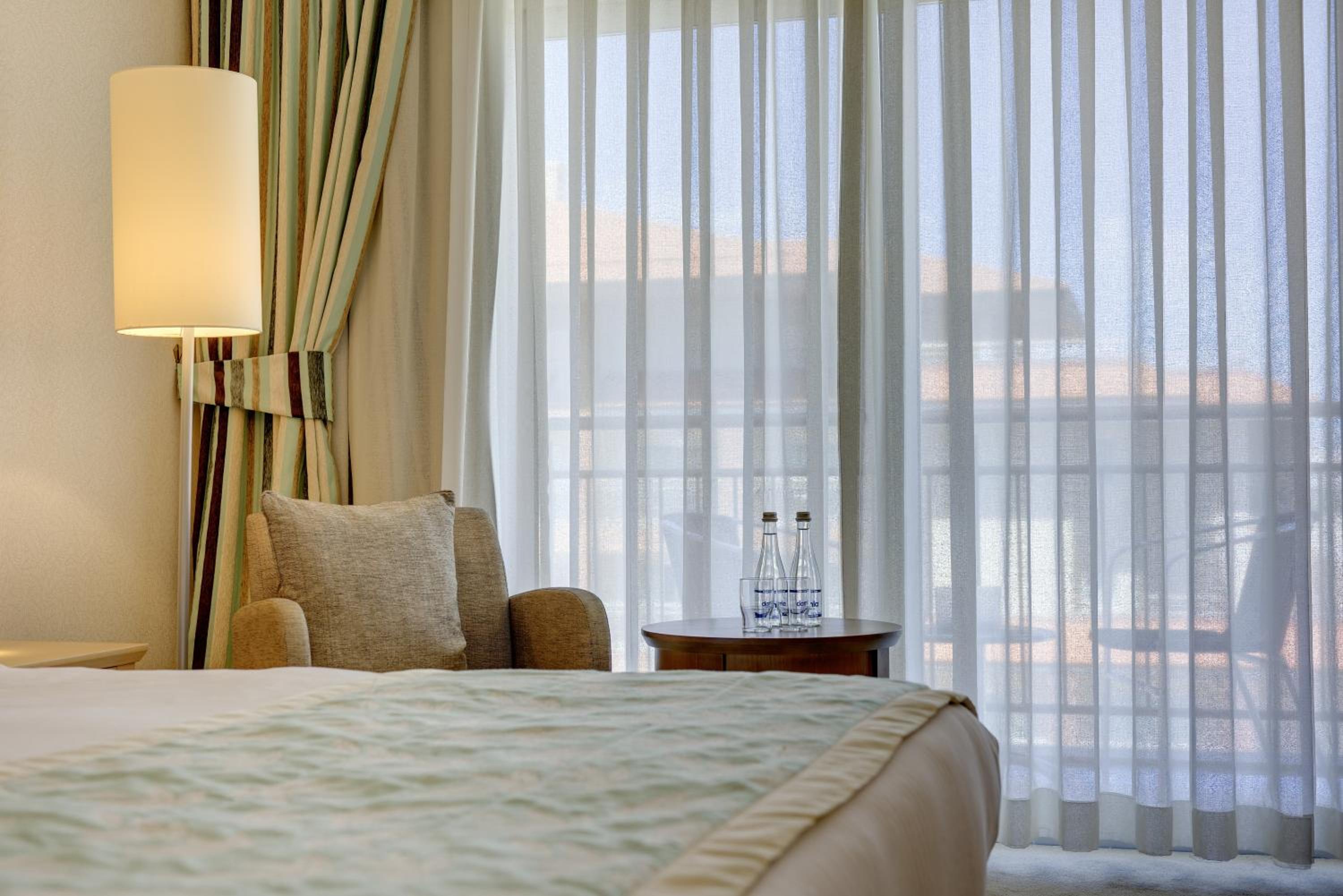 Premium Room with Balcony and Partial Sea View - Photo 6
