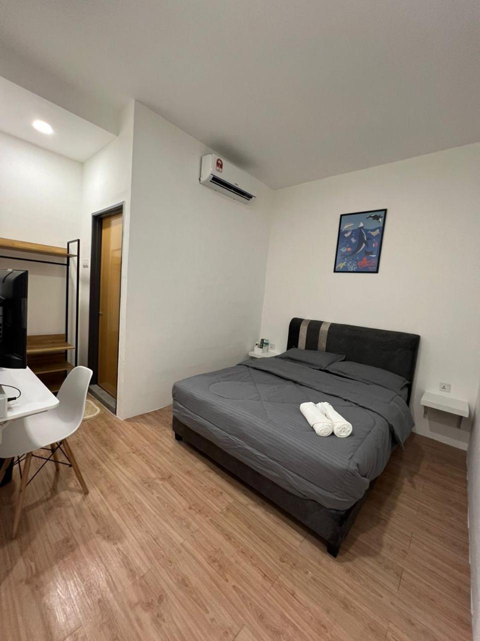 Standard Queen Room - Photo 8