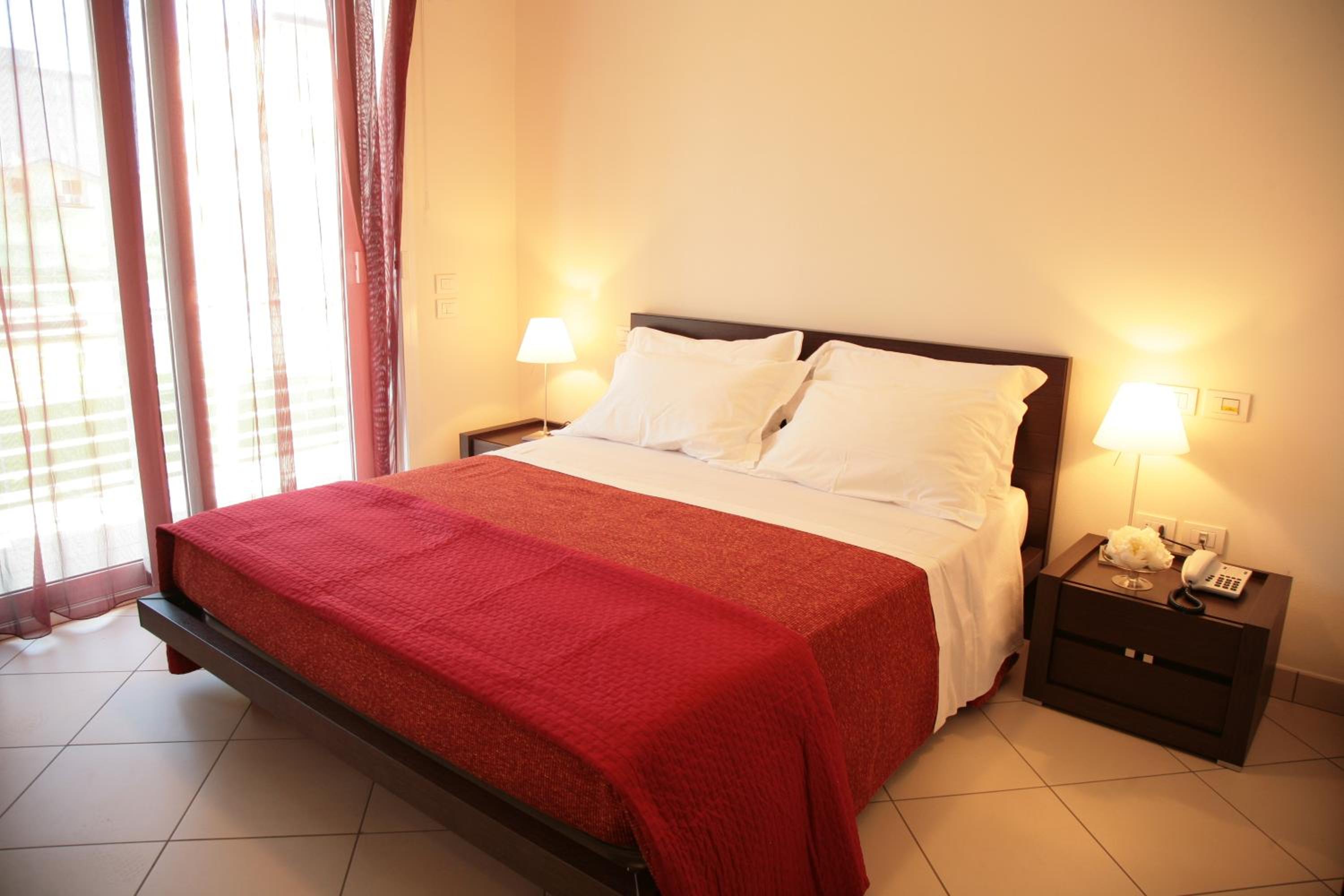 One-Bedroom Apartment with Garden photo 1
