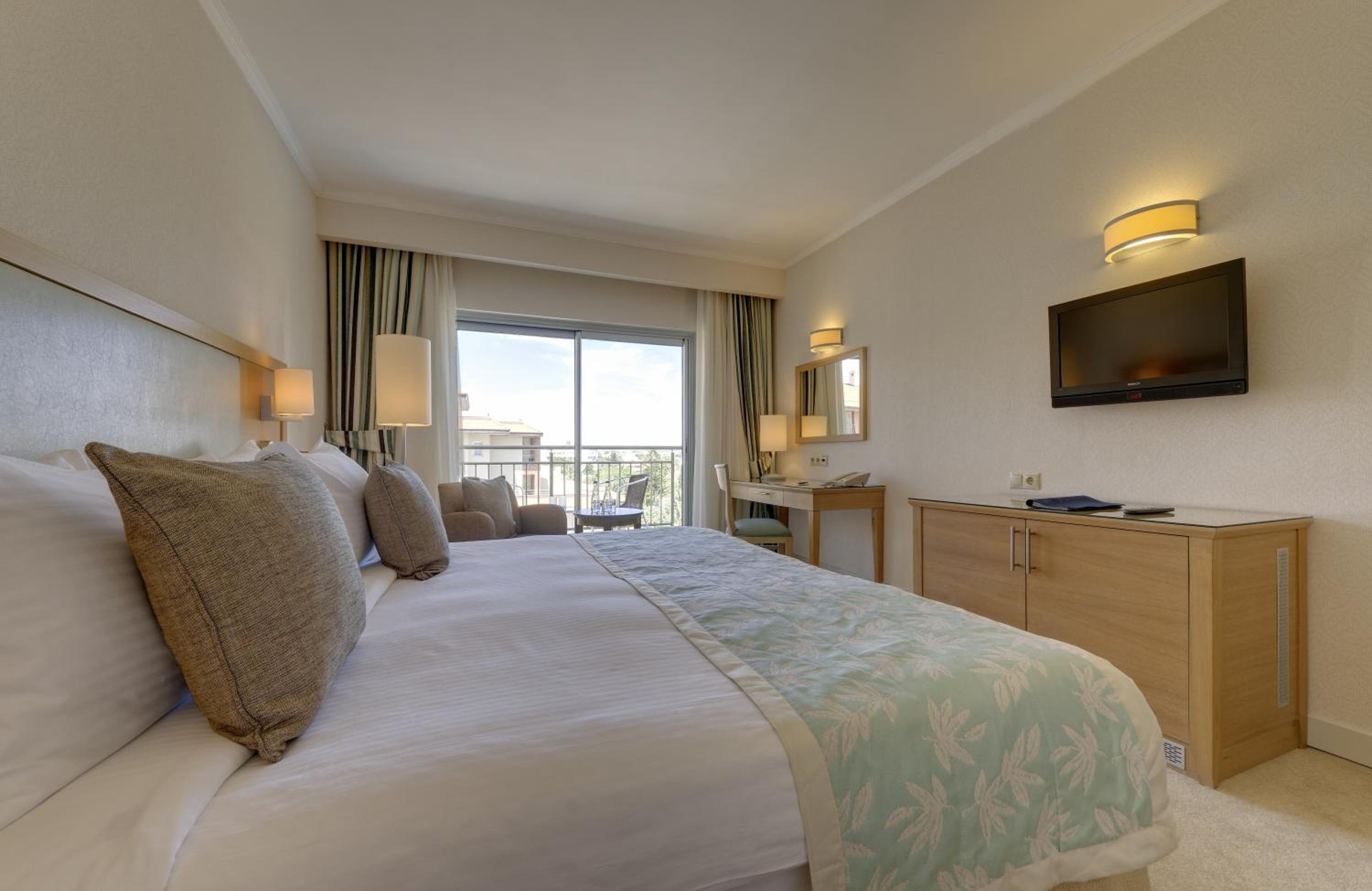 Premium Room with Balcony and Partial Sea View - Photo 7