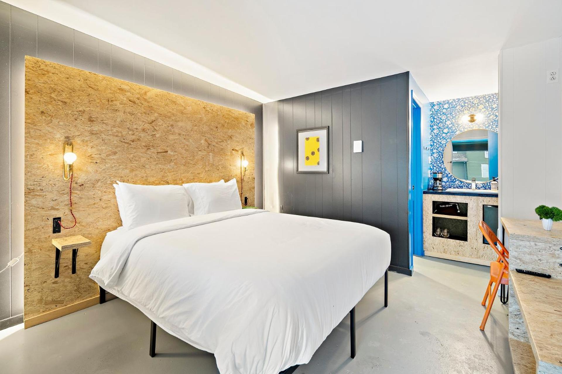 Standard Queen Room - Photo 8