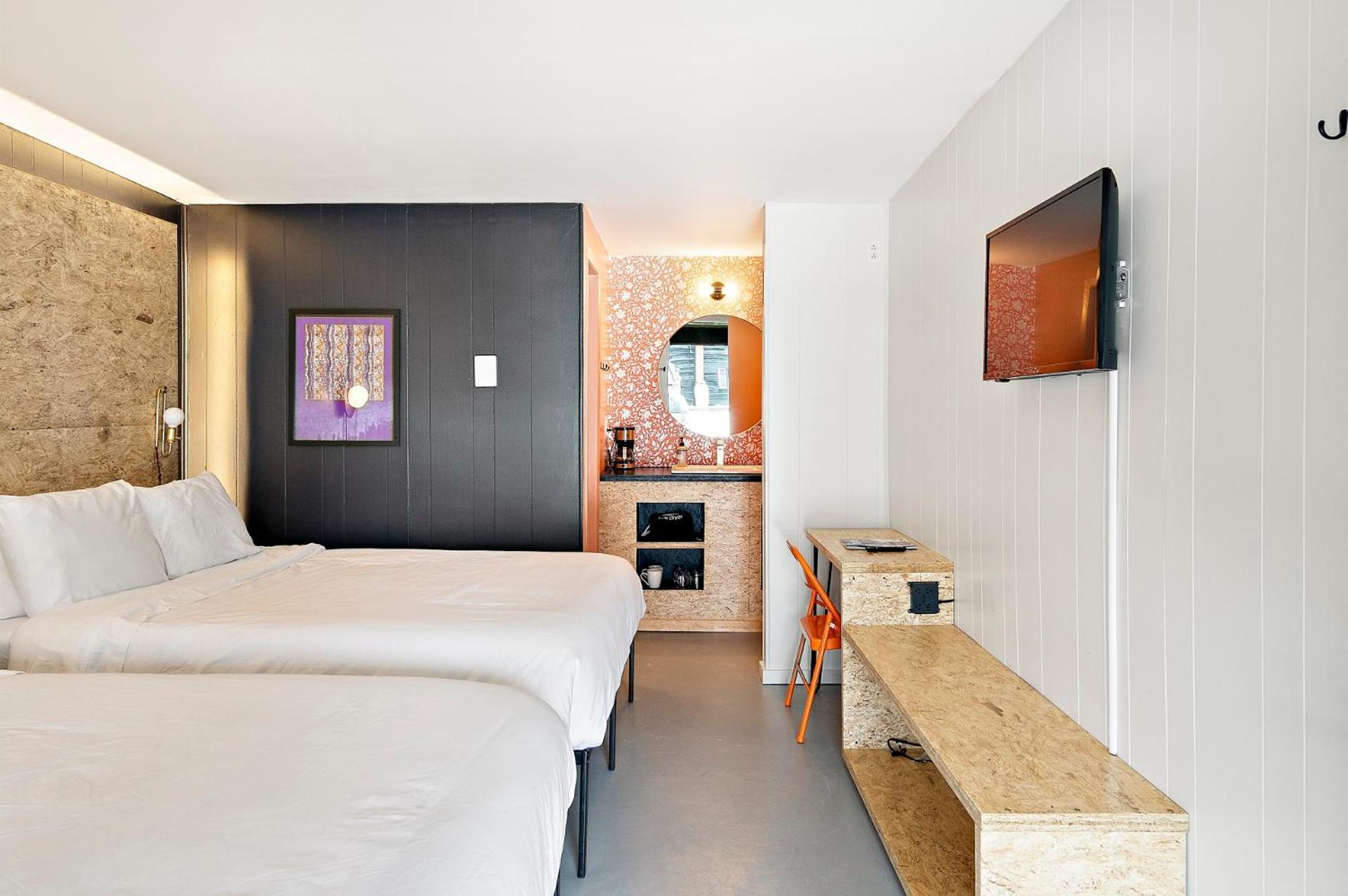 Deluxe Queen Room - Photo 10