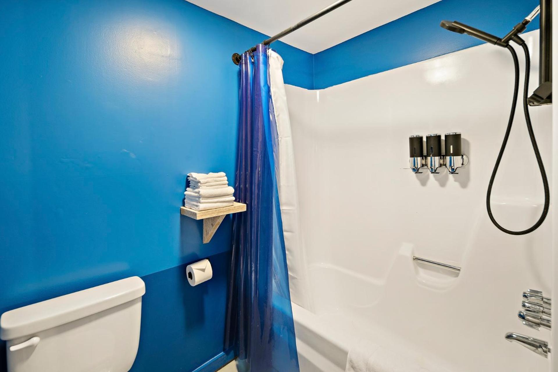 Standard Queen Room - Photo 9