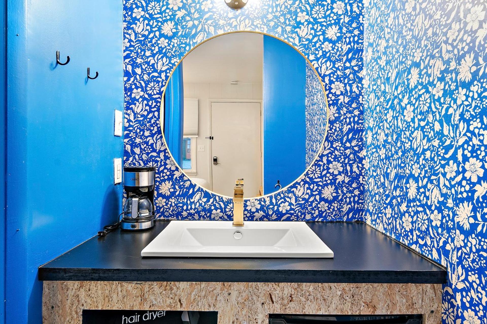 Standard Queen Room - Photo 7